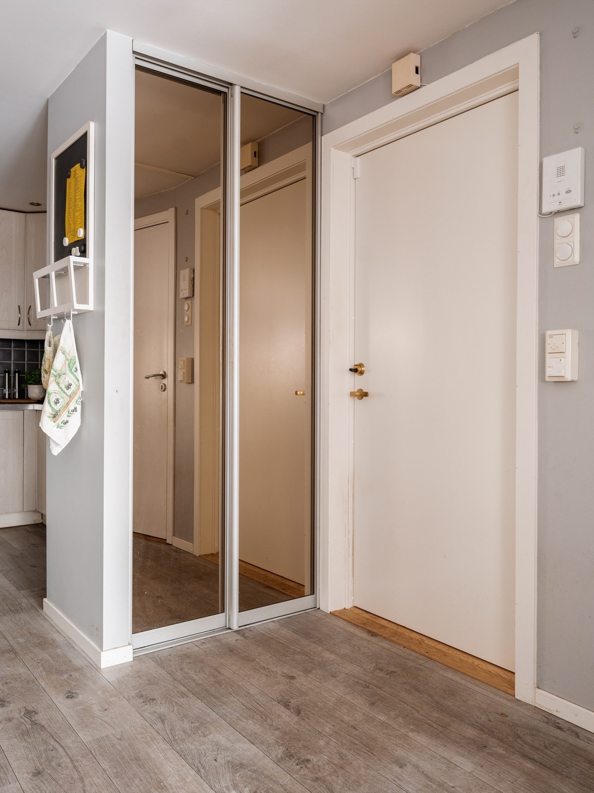 Velkommen inn! Skyvedørsgarderobe med god plass til yttertøy og sko. Galleribilde