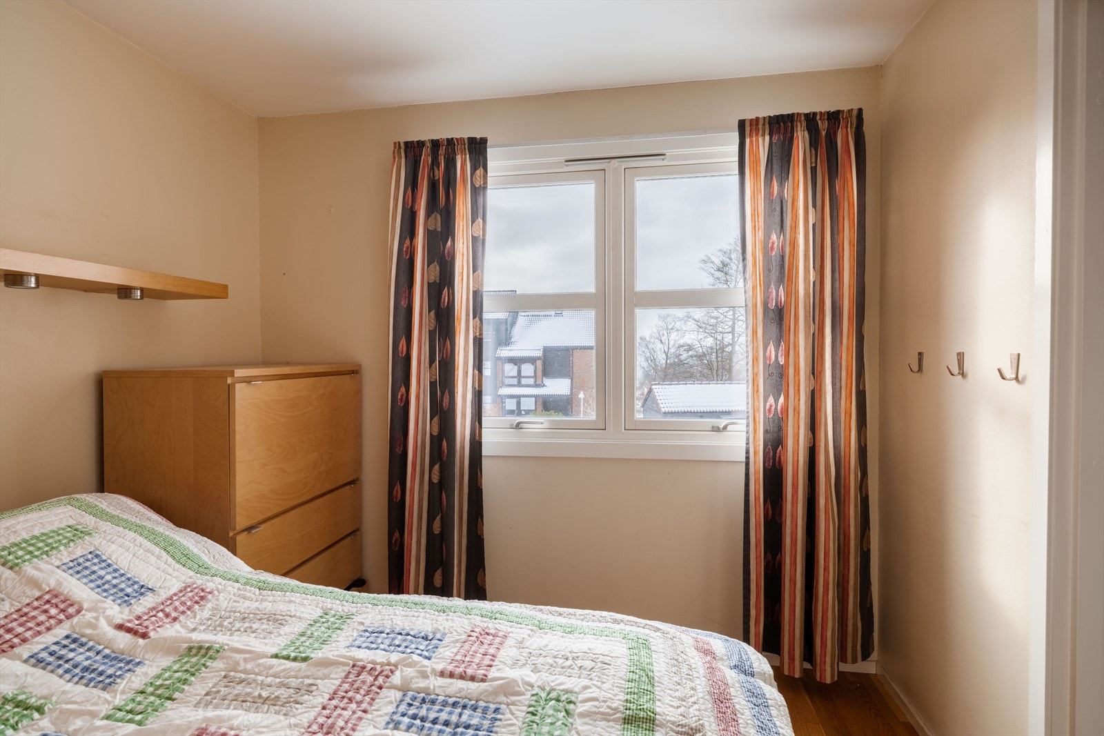 Hovedsoverom med mye naturlig lys. Galleribilde