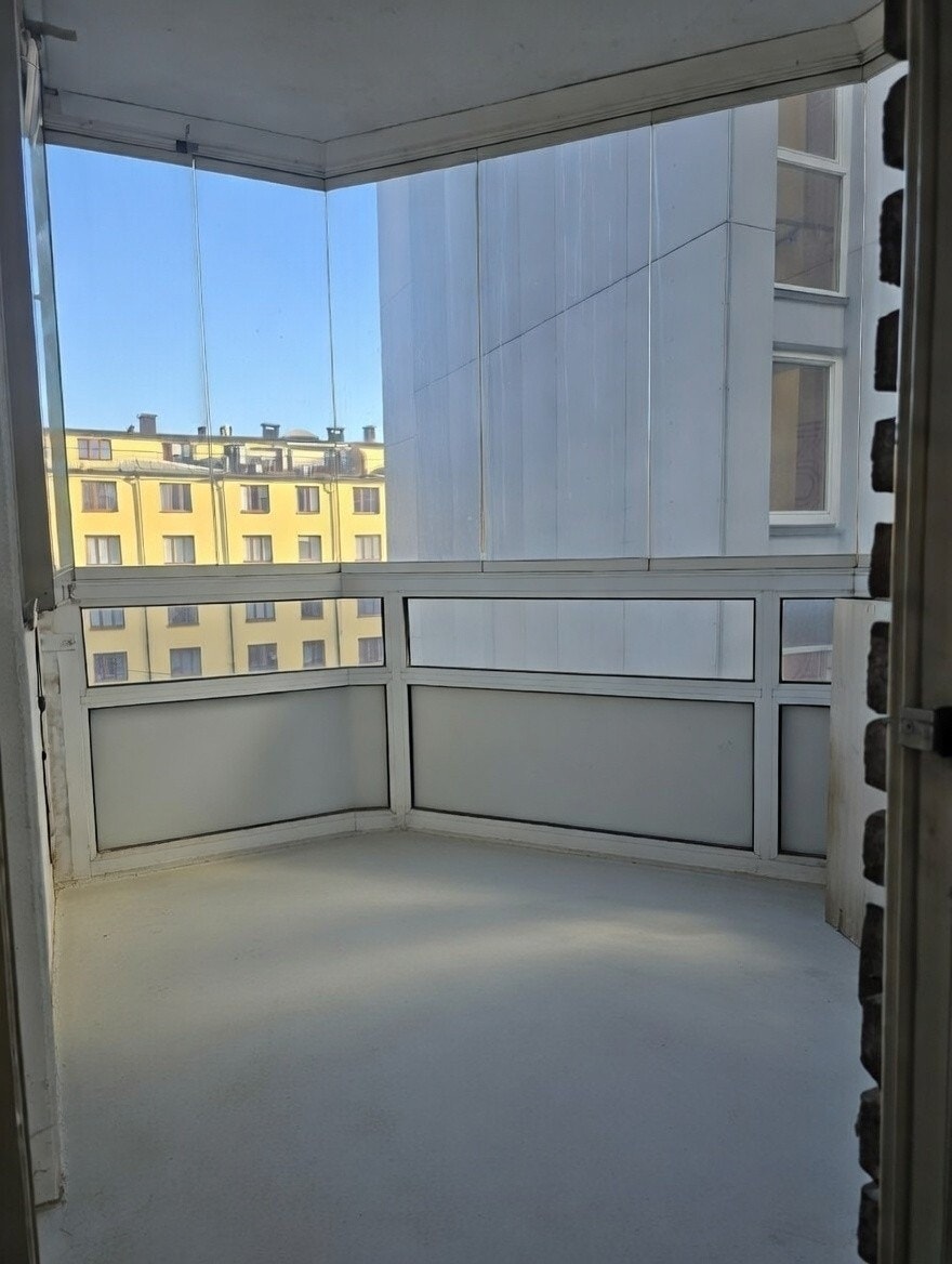 AI redigert bilde. Bildet skal vise arealet av balkongen, men den fremstår som mer skitten på gulvet. Galleribilde