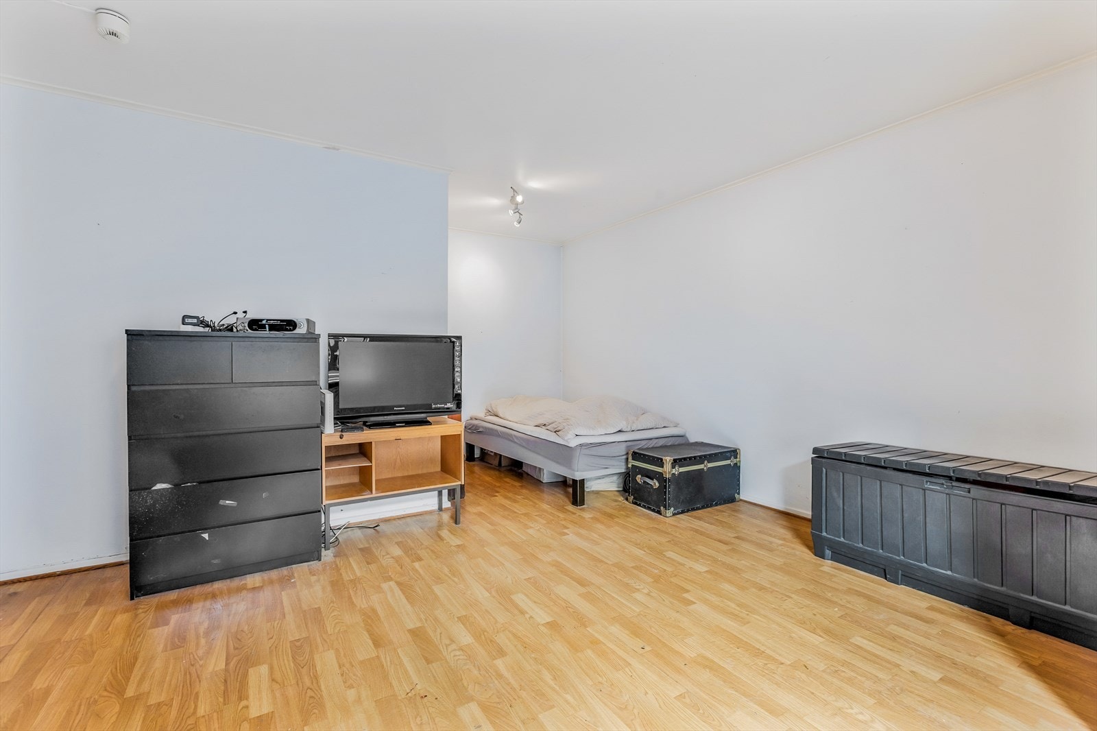 Potensiell mulighet å flytte kjøkkenet ned til alkoven da vann & avløp er lett tilgjengelig via vegg mot bad. Interessenter oppfordres å undersøke dette nærmere med fagfolk. Galleribilde