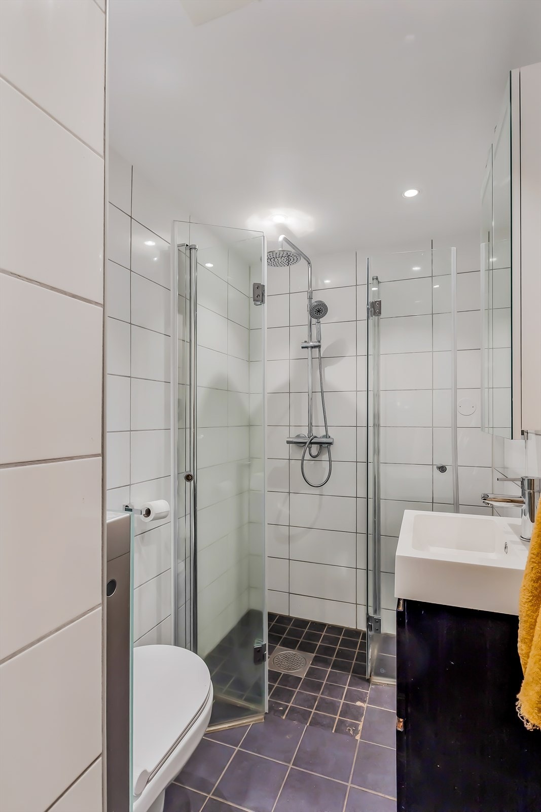 Lekkert bad med opplegg til vaskemaskin. Galleribilde