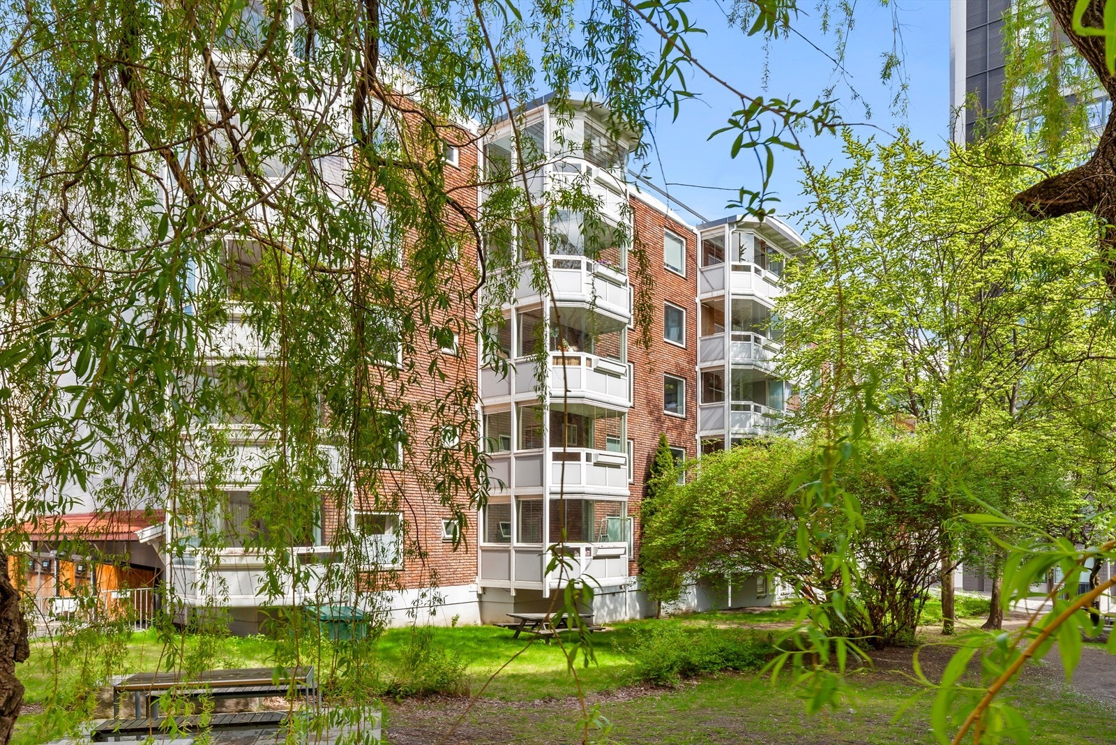 Borettslaget har flere sittegrupper i bakgården. Galleribilde