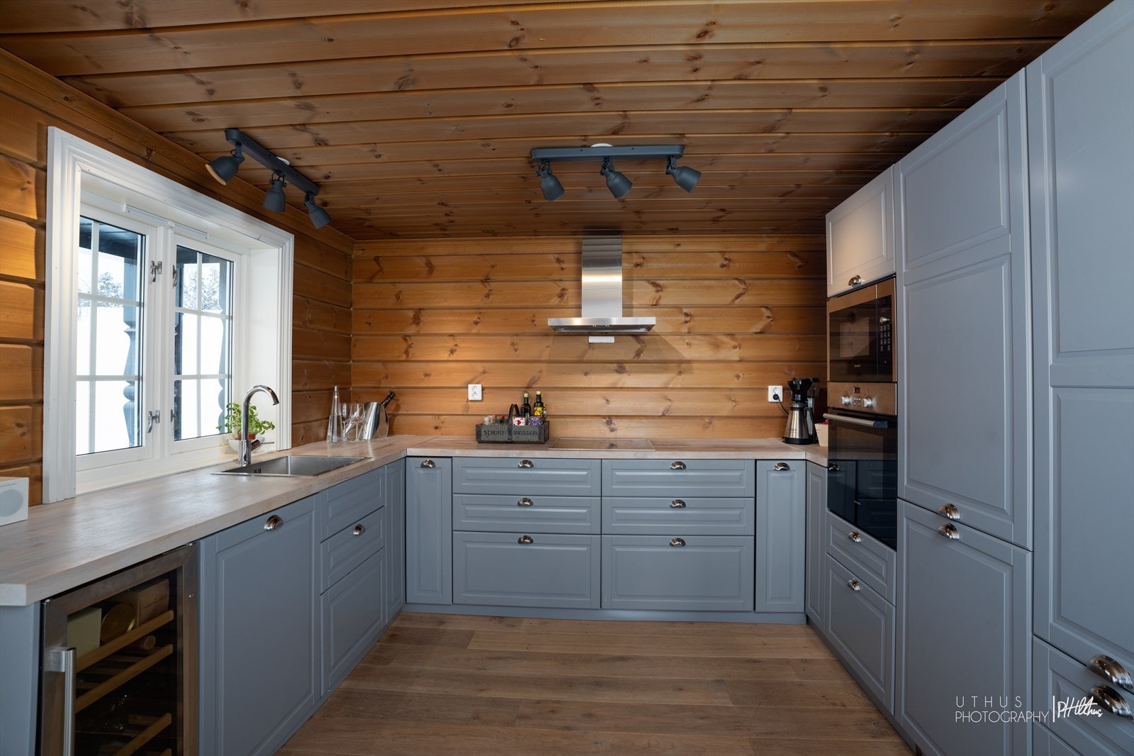 Kjøkkeninnredning med profilerte skapfronter og benkeplate i heltre Galleribilde