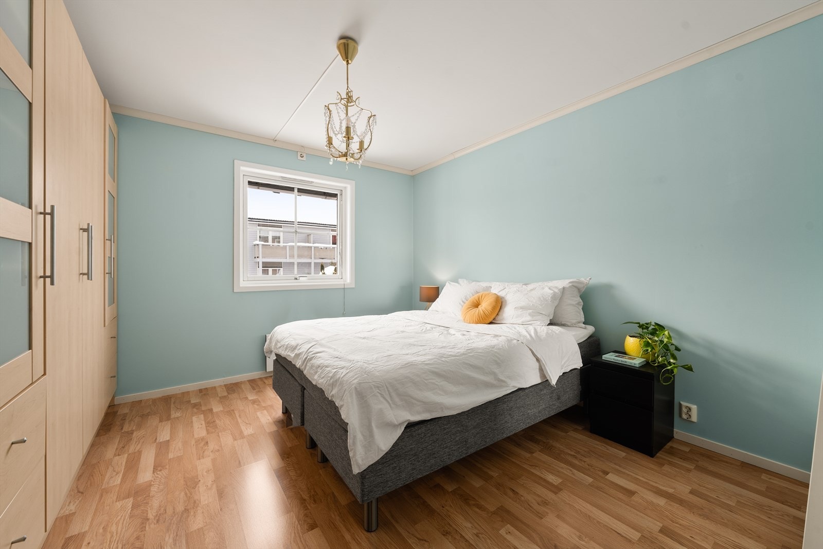 Soverommet er romslig med plass til dobbeltseng og tilhørende møblement. Galleribilde