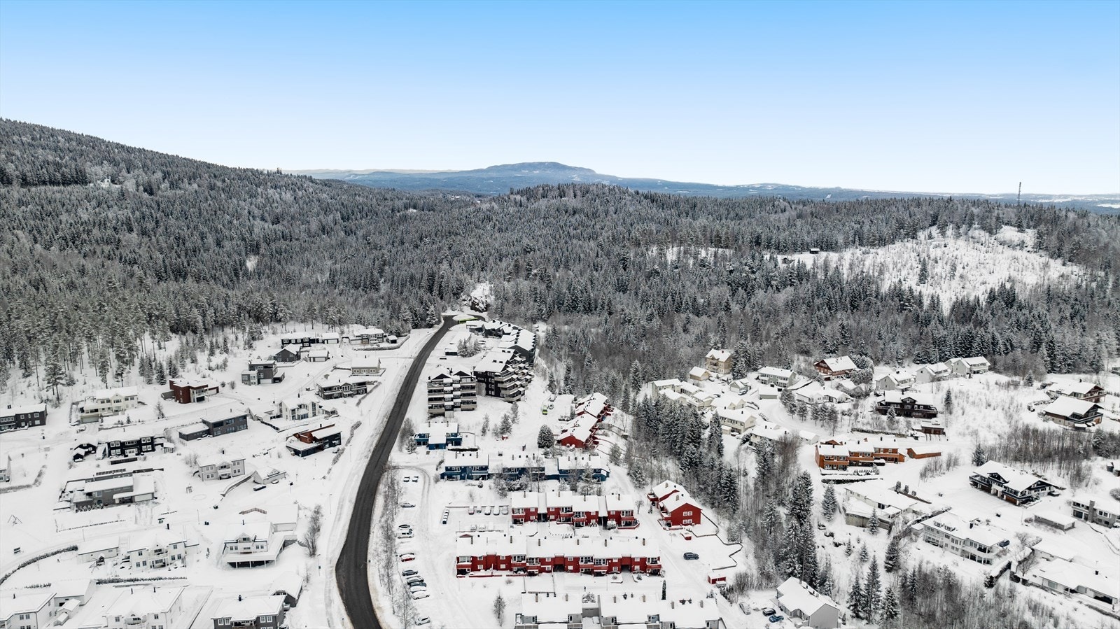 Fra eiendommen er det kort vei til flotte turmuligheter og sentrum med dagligvarebutikker, skole og barnehager. Galleribilde