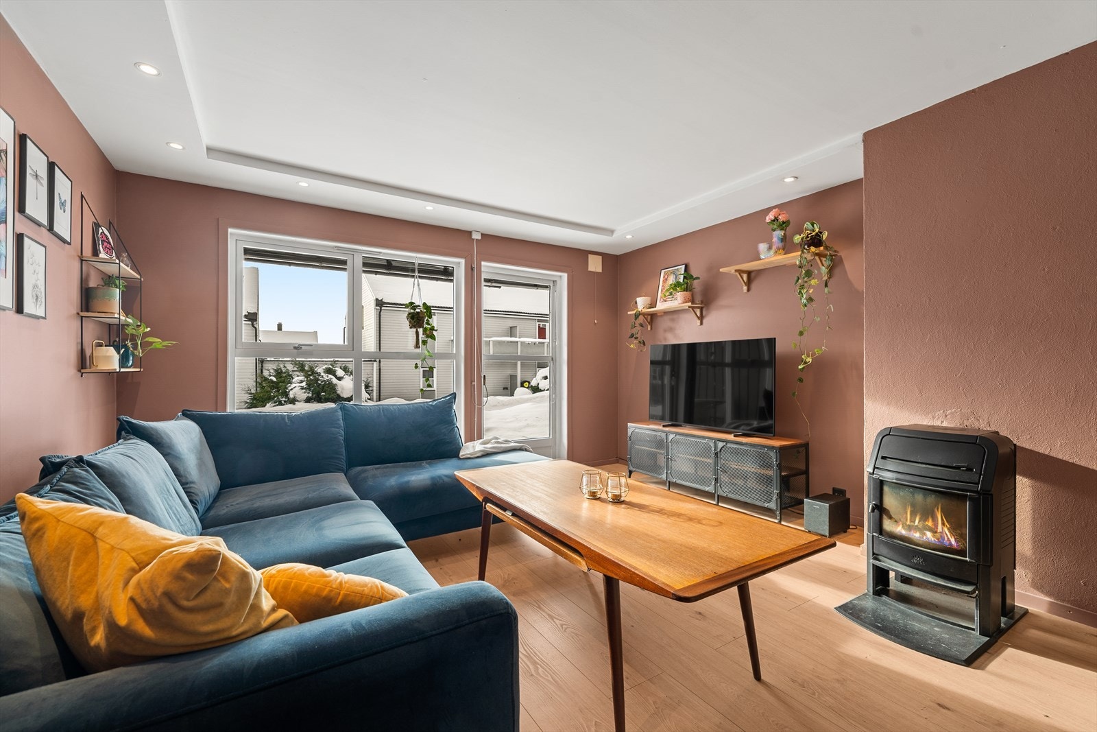 Fra stuen er det utgang til overbygd terrasse. Galleribilde