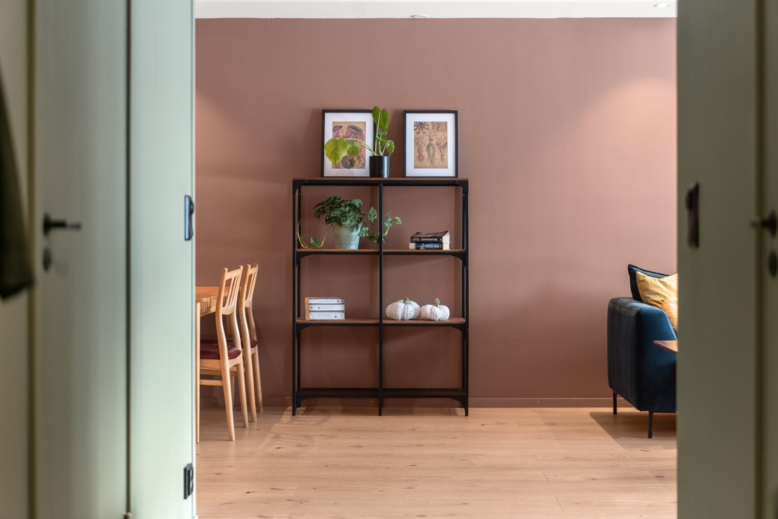 Veggoverflatene er malt i tidsriktige nyanser og det er lagt laminat på gulv i nyere tid. Galleribilde