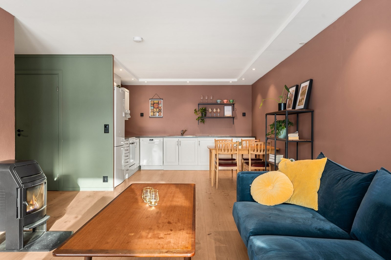 På kaldere dager har man en peisovn som avgir god varme på kaldere dager. Galleribilde