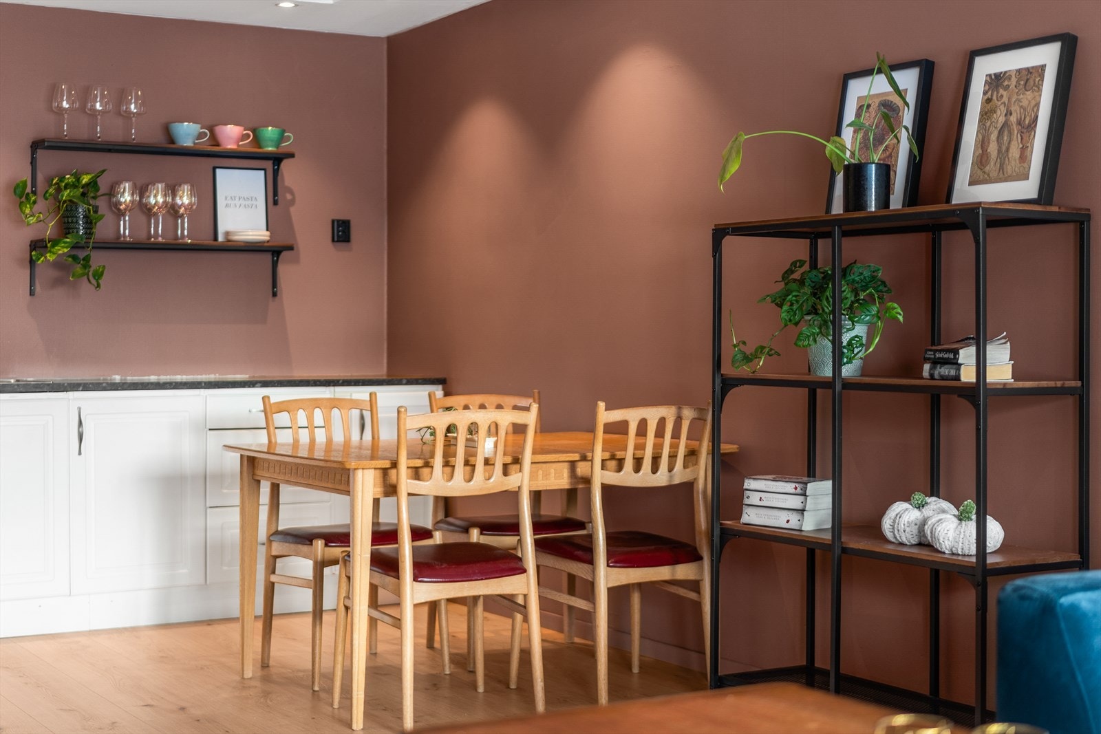 Kjøkkenet og stuen er i åpen løsning. Galleribilde