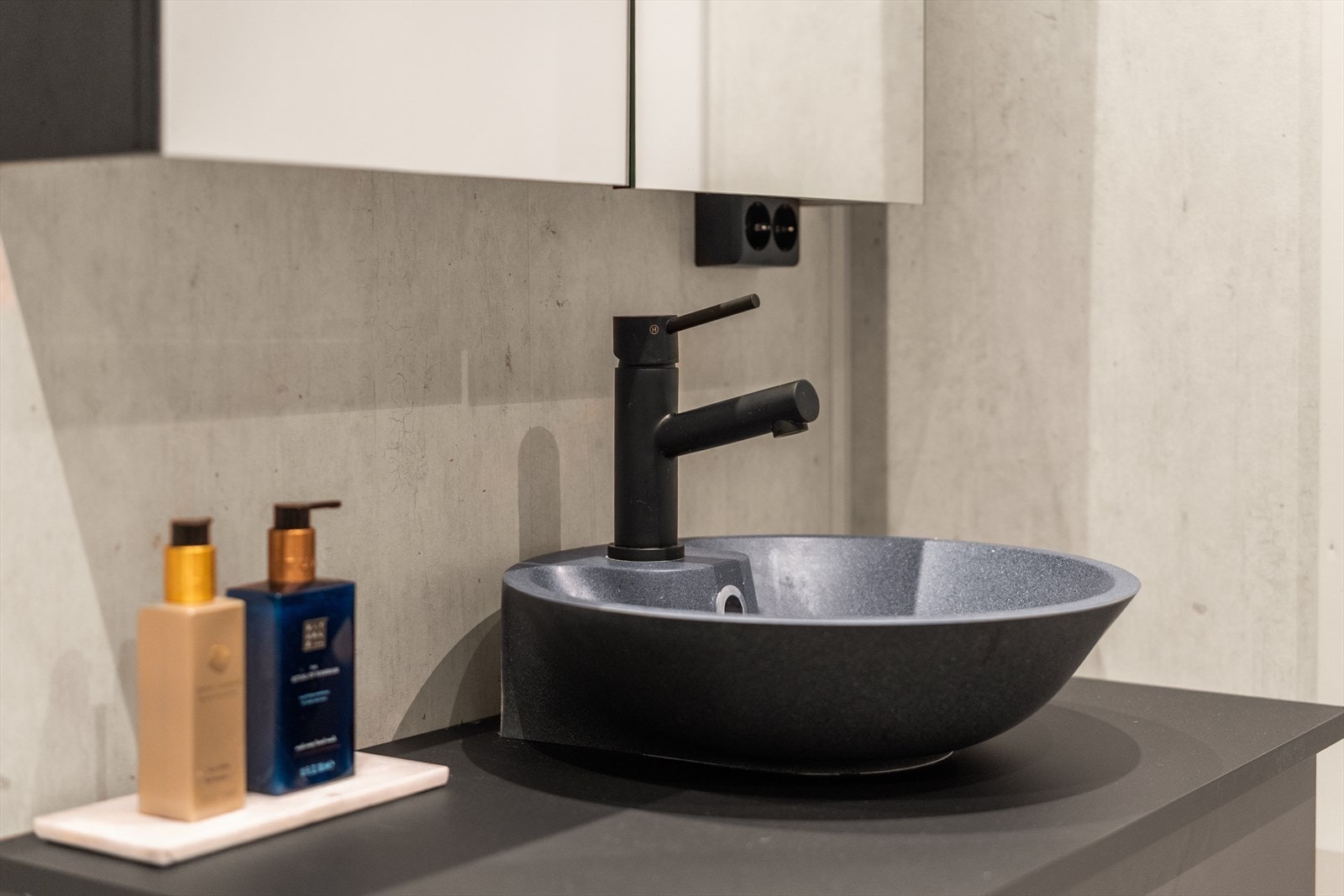 Innredningen består av bolleservant på underskap, speilskap, vegghengt toalett og dusjhjørne. Galleribilde