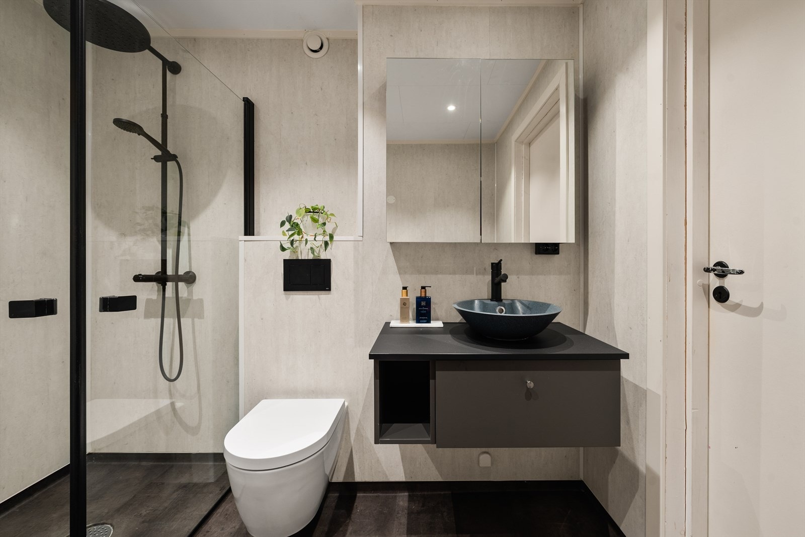 Lekkert baderom med våtromsplater på vegg og belegg på gulv. Galleribilde