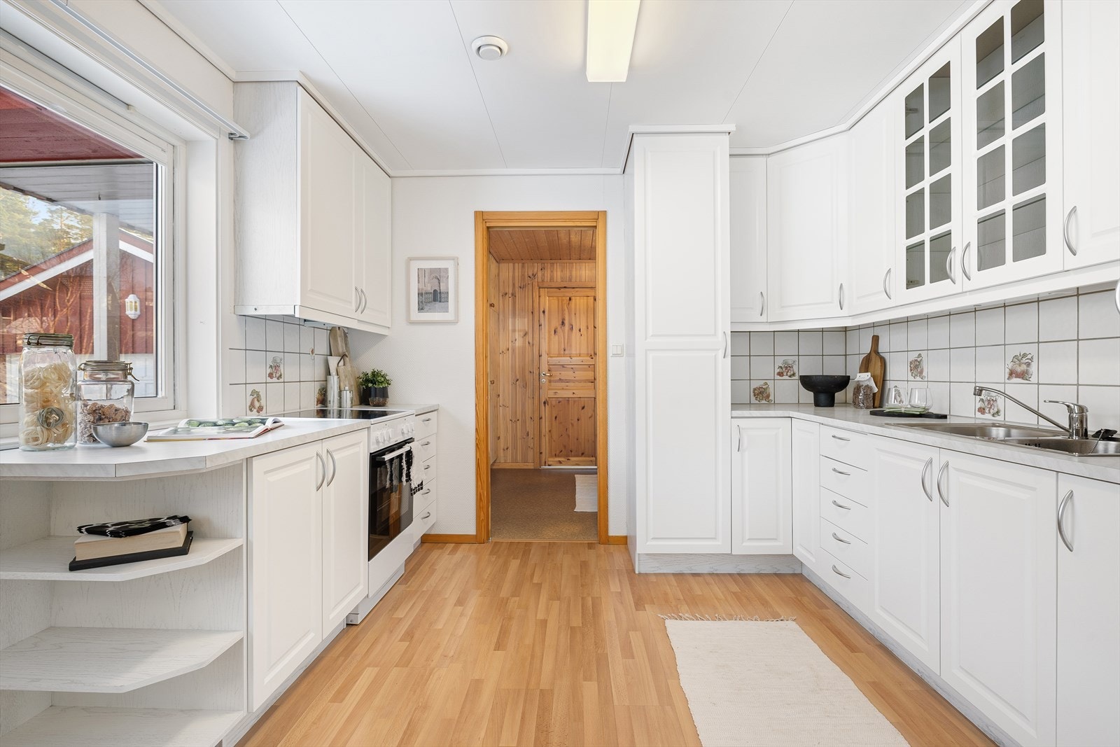 Kjøkkenet har rikelig med skapplass. Galleribilde