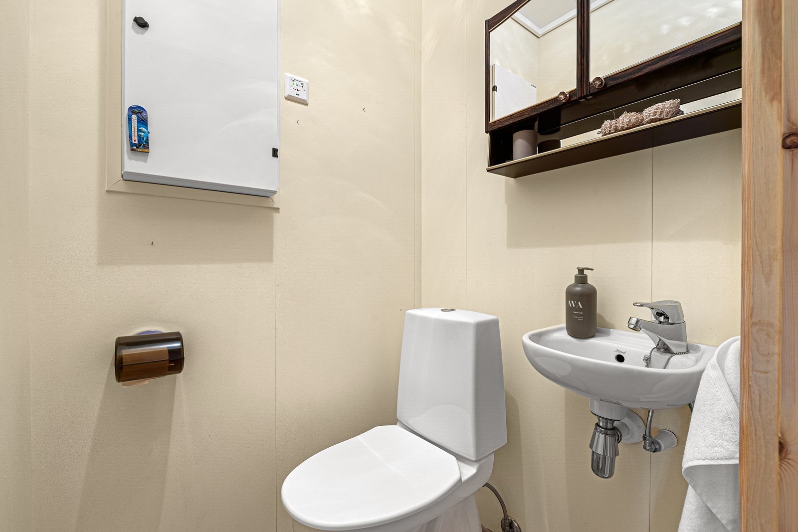 Boligen har praktisk separat toalett rom med håndvask. Galleribilde