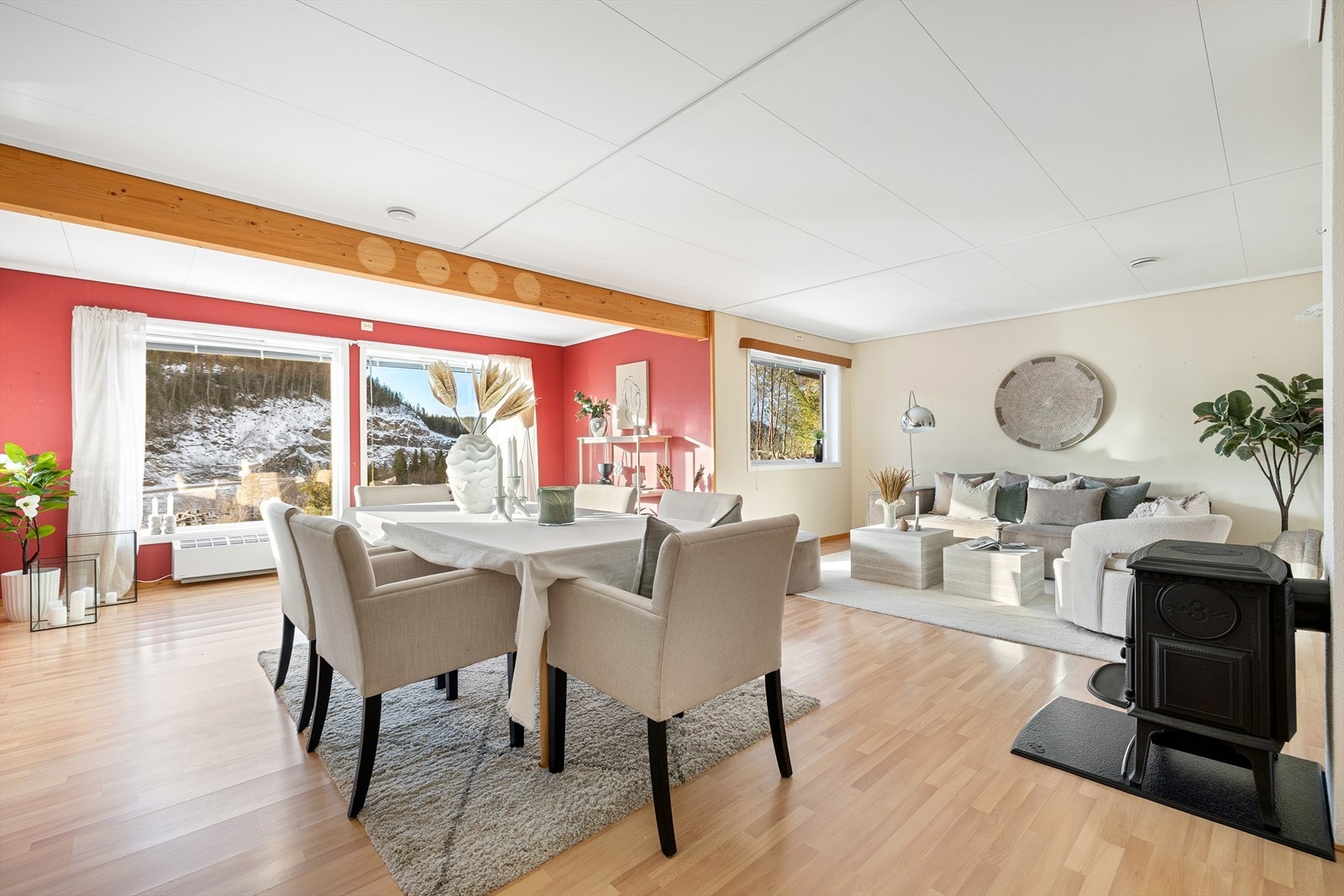 Boligen ligger på Sveberg. Området er kjent for sine rolige omgivelser med et trygt nærmiljø, perfekt for barnefamilier eller voksne i alle livsfaser. Galleribilde