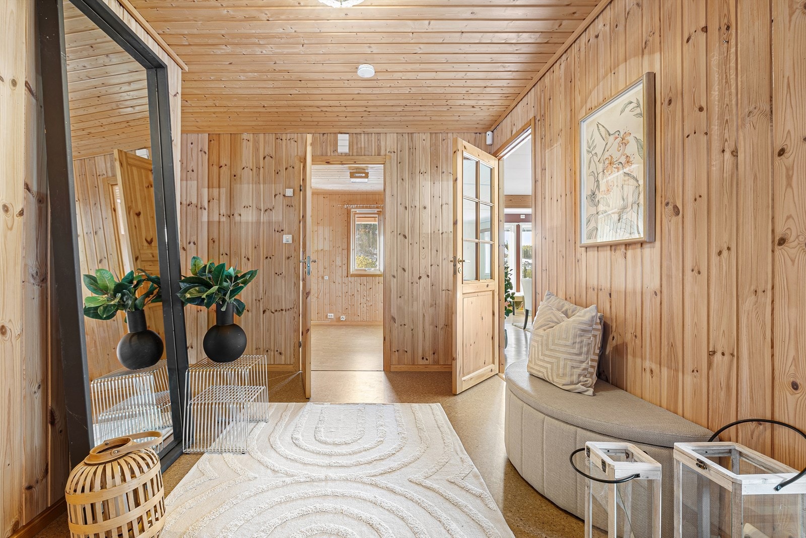 Fra entréen har man tilgang til boligens øvrige rom. Varmekabler i gulv. Galleribilde