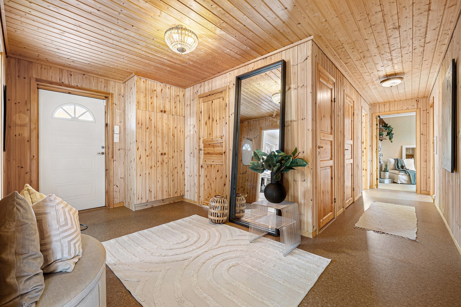 Her blir du møtt av en hjemmekoselig entré med god plass. Her er det varmekabler i gulv. Galleribilde