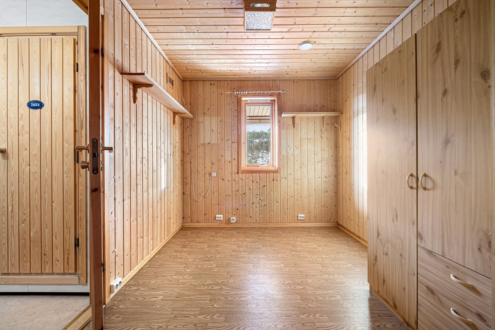 Boligens siste rom er på 7,3 kvm og gir fleksible bruksområder som kontor, hobby/treningsrom eller ekstra oppbevaring. Hva med å sette inn større vindu for alternativt soverom? Galleribilde