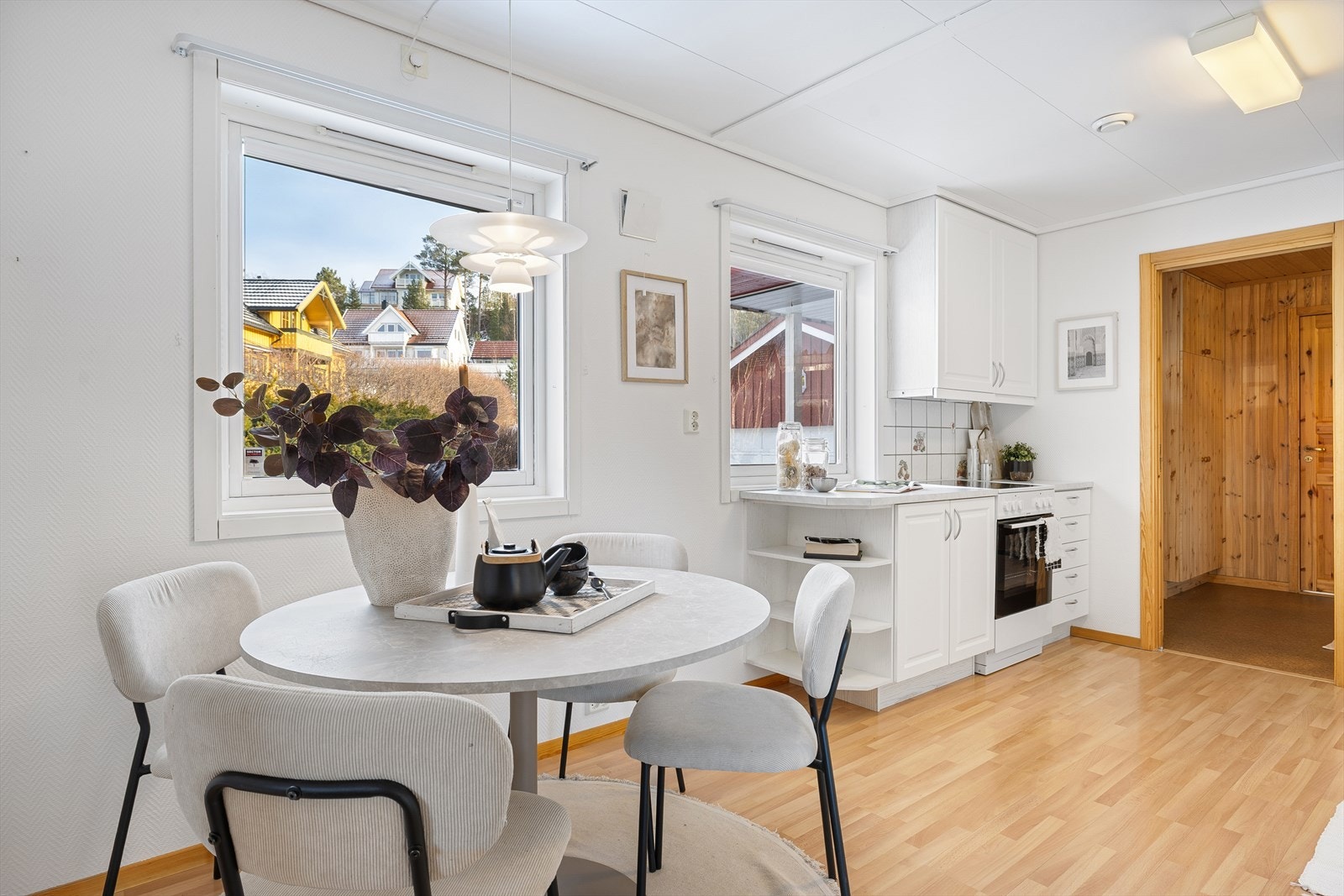 Romslig og koselig kjøkken på 15.5 kvm med god plass til spisegruppe. Galleribilde