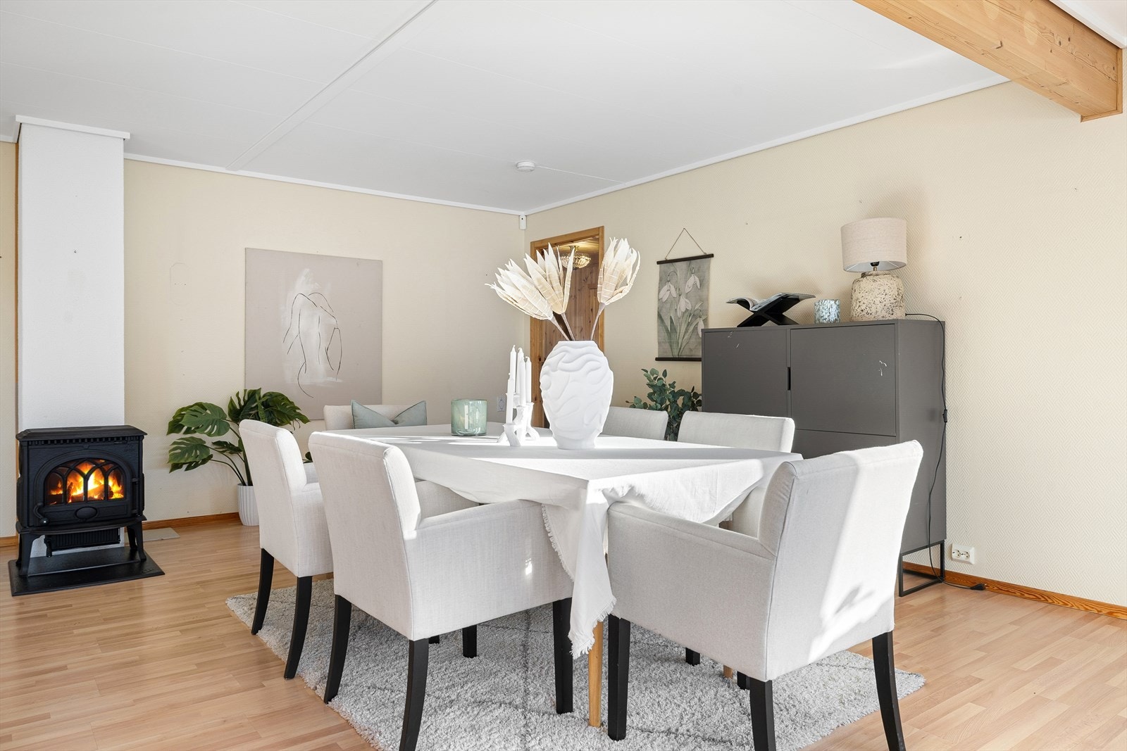 Stor og innbydende spiseplass med god plass rundt bordet og lun vedovn. Galleribilde