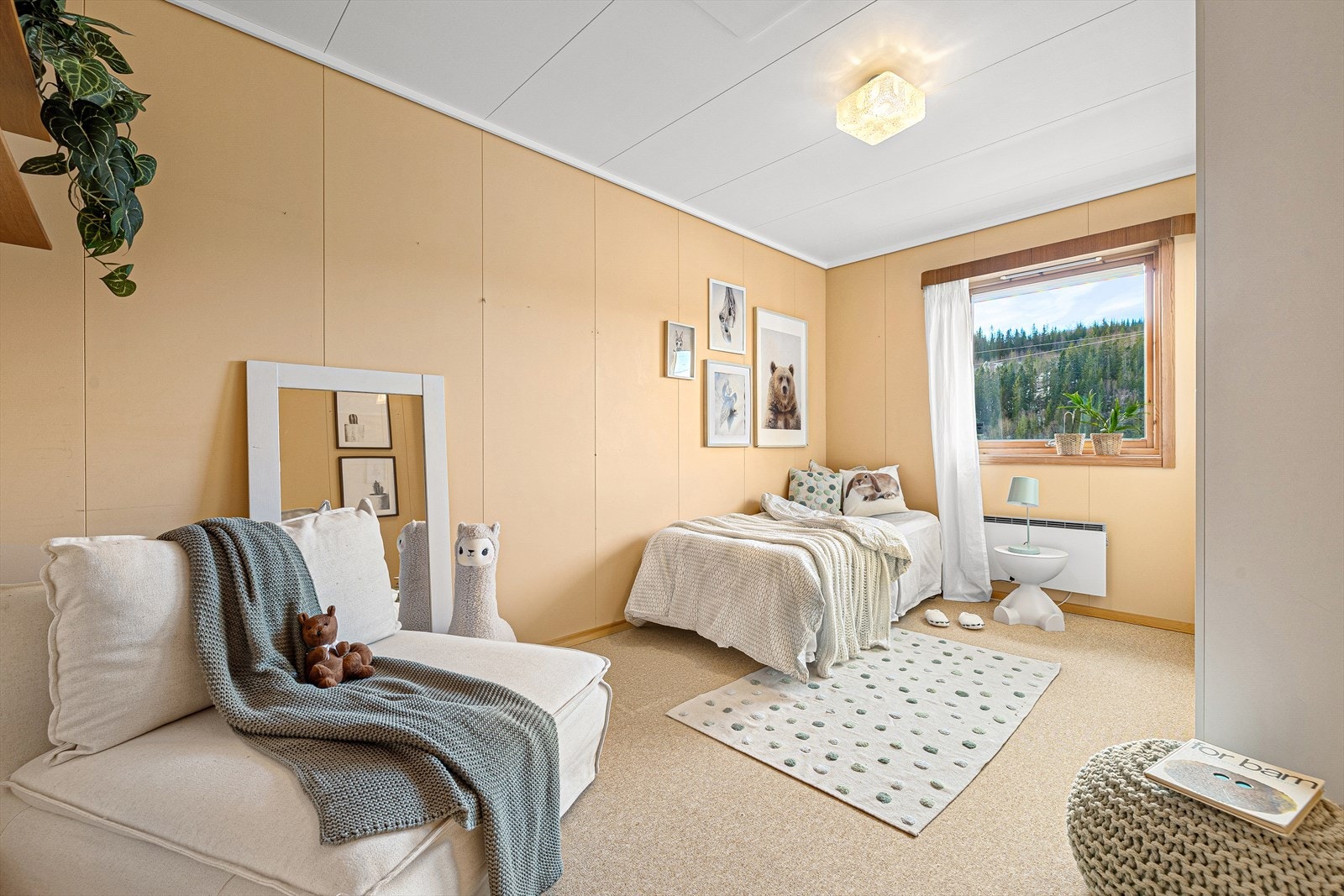 Det andre soverommet er på 12 kvm med den samme vakre utsikten over Kinnsettjønna. Galleribilde