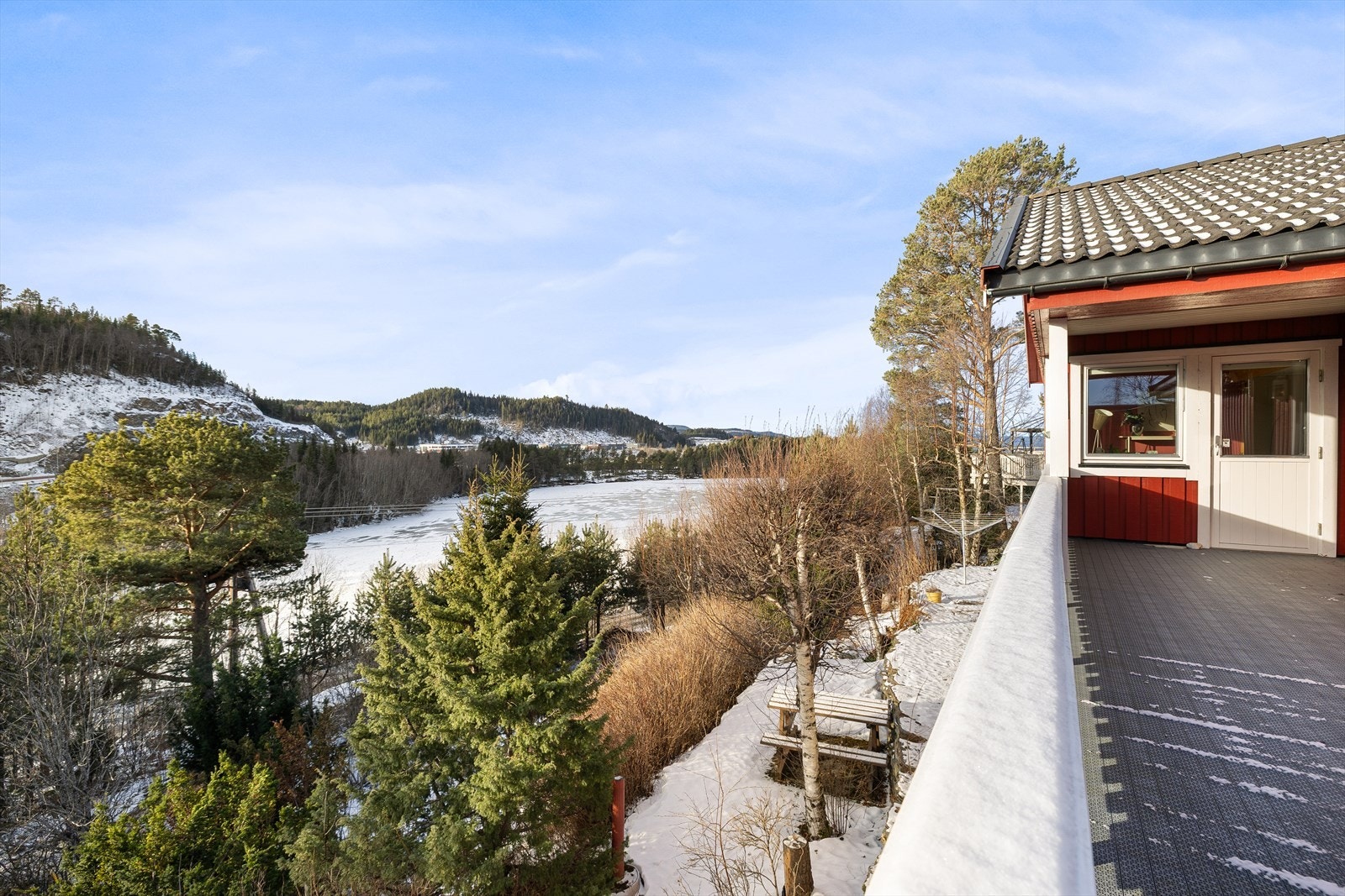Terrassen byr på flott utsikt mot Kinnsettjønna og gode solforhold gjennom hele dagen. Spennende uteområde, med flere plan. Galleribilde