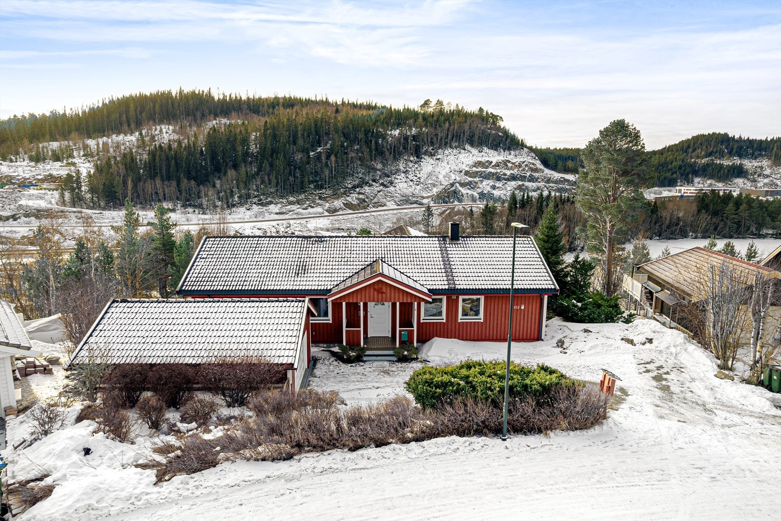 Oversiktsbilde av huset, dobbelgarasje og innkjørsel. Galleribilde