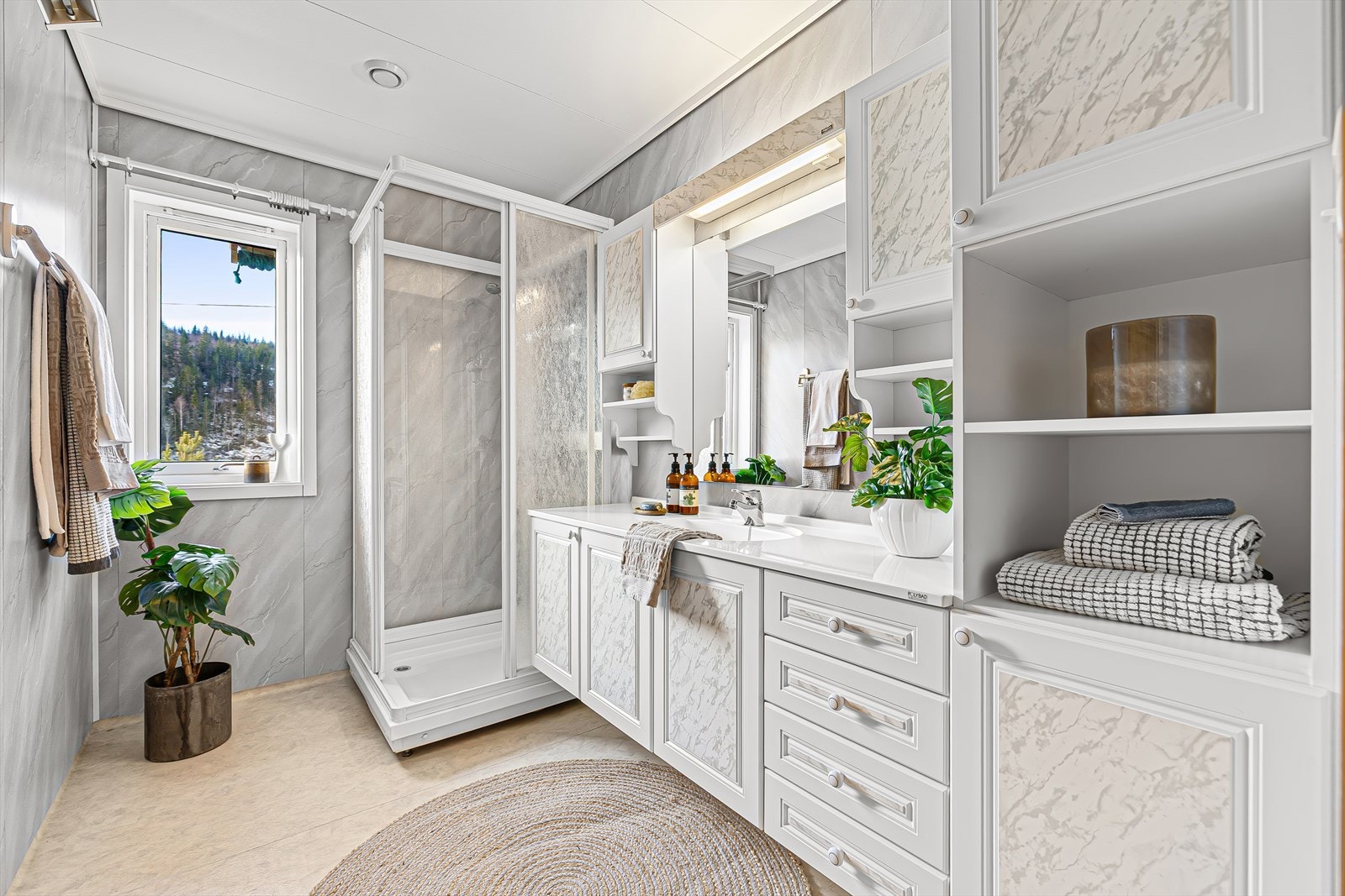 Klassisk platekledd bad på 5,4 kvm, det største av boligens to bad. Mekanisk avtrekk. Galleribilde