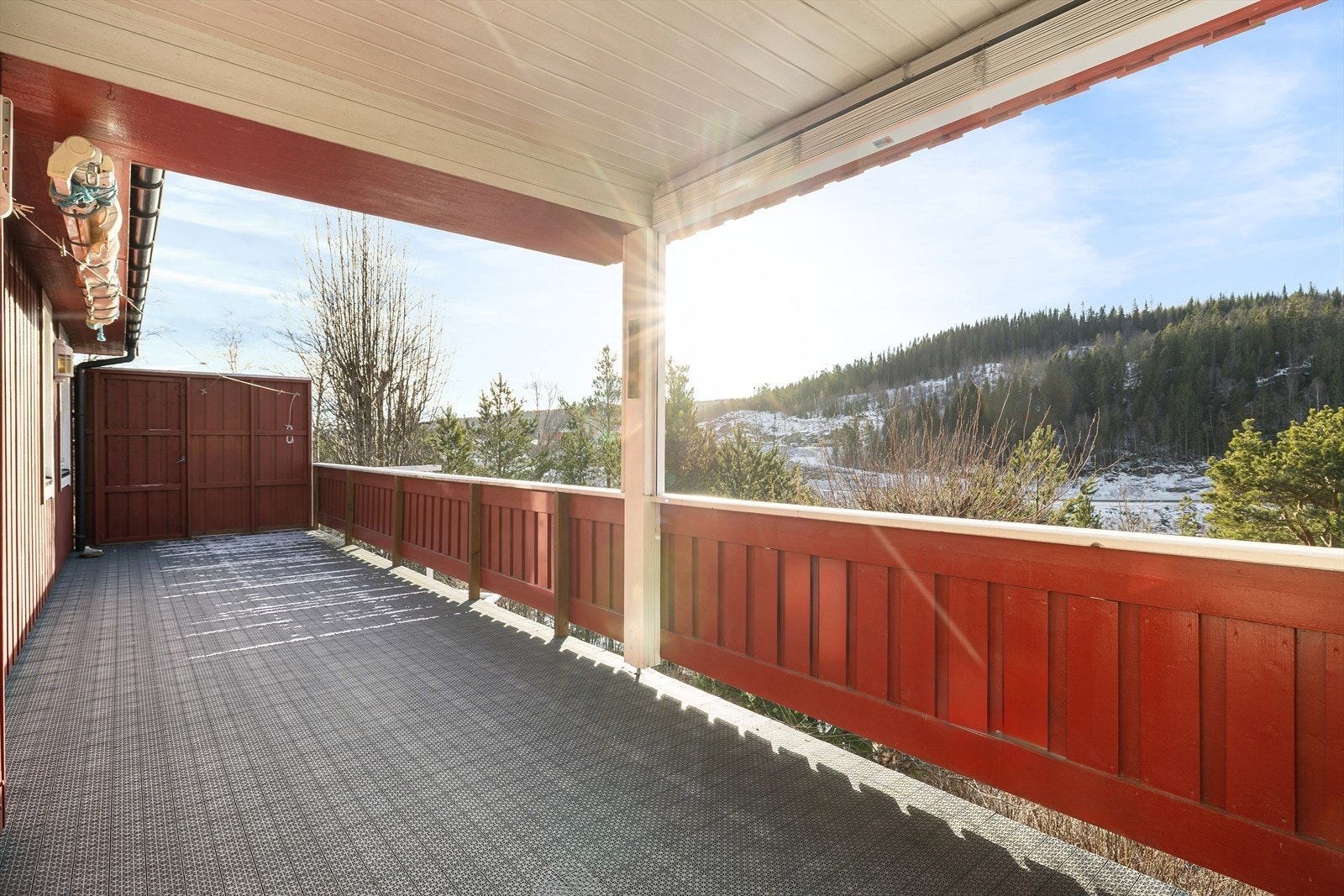 Fra stuen har man utgang til en stor og fin sørvendt utsiktsveranda, på hele 23 kvm. Deler av verandaen er overbygget og gir gode muligheter for bruk uavhengig av vær. Galleribilde