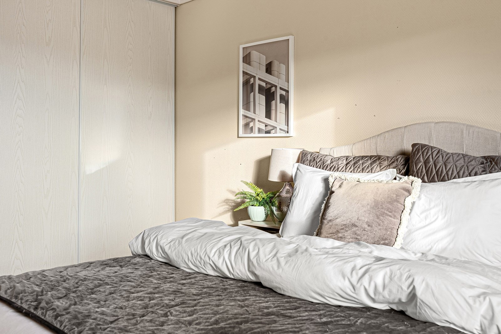 Flott skyvedørsgarderobe som gir god oppbevaringsplass og medfølger handelen. Galleribilde