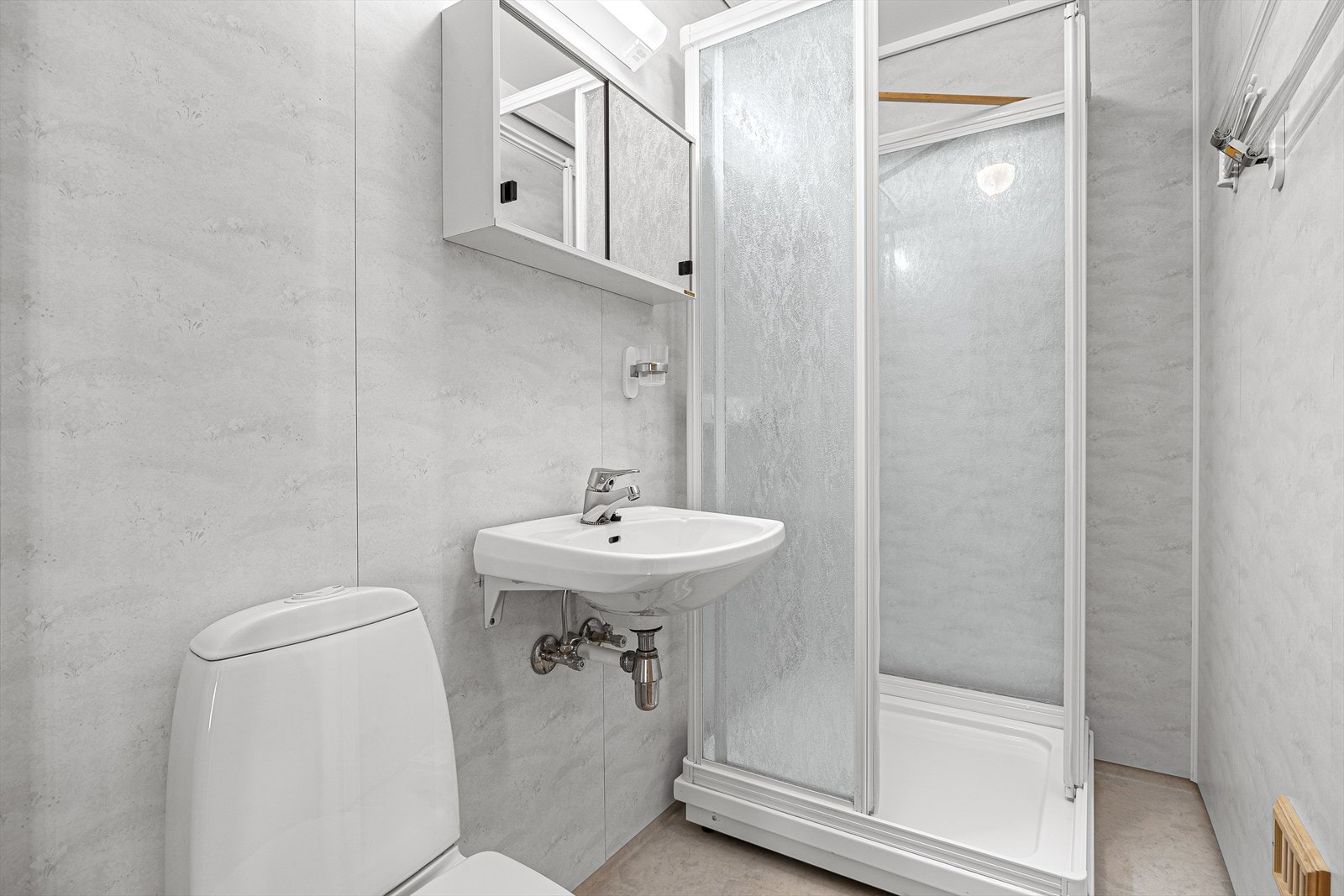 Boligens andre bad på 2,8 kvm, en praktisk løsning for både familie og gjester. Galleribilde