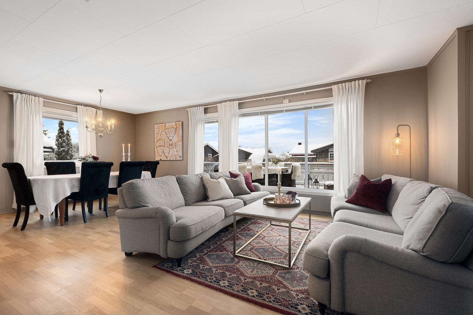 Stuen (vegger og himling) ble malt i tidsriktige fargevalg i 2025 Galleribilde