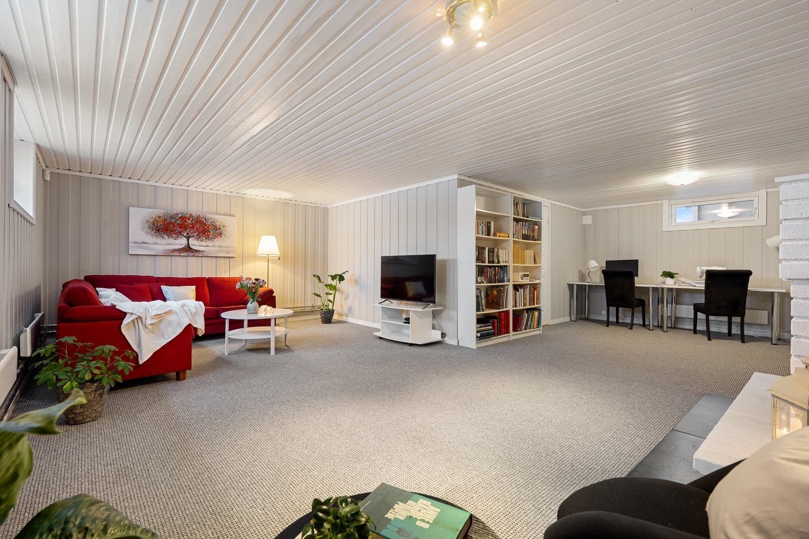 Her er det god plass til både sofagruppe og en egen kontorkrok. Galleribilde