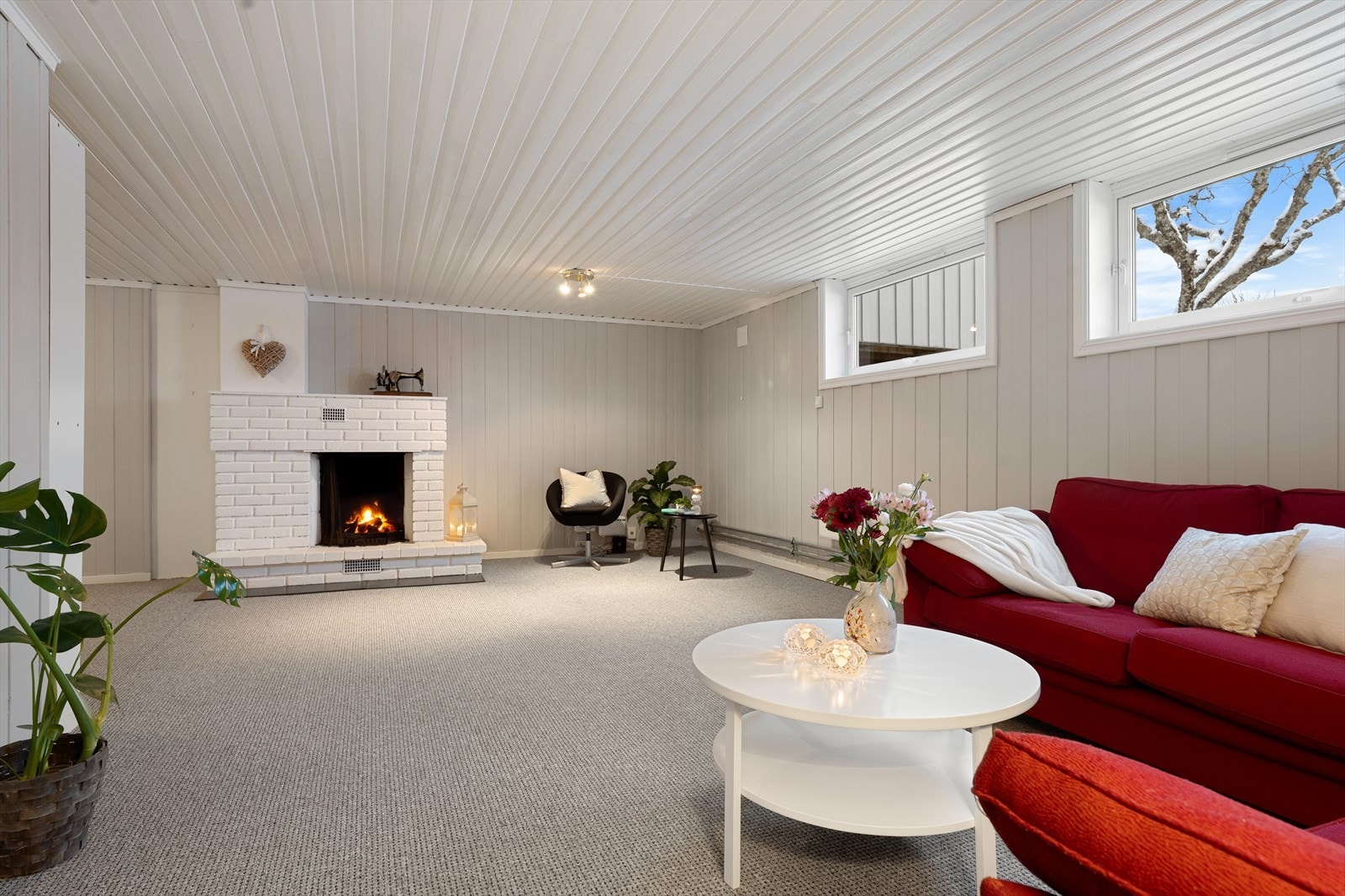 Rommet har peis som varmer godt og skaper kos til de kalde vinterdagene. Vinduene i kjellerstuen er fra 2006 Galleribilde