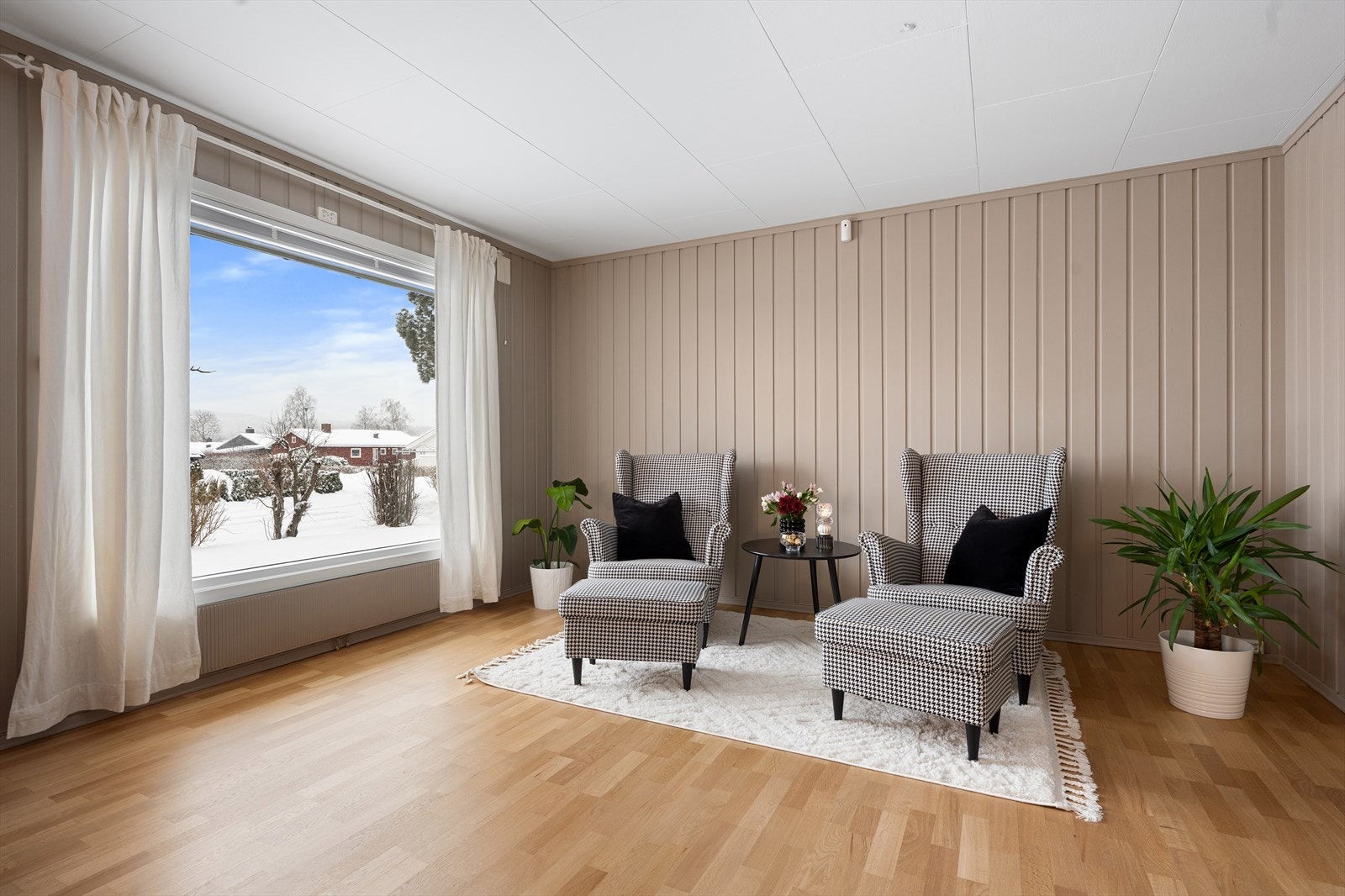 Stuen har vide vindusflater som sørger for rikelig med naturlig lys og en god atmosfære. Galleribilde