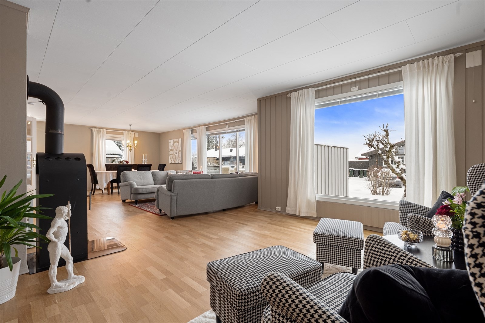 Den åpne planløsningen gir en god oversikt og flyt mellom de ulike sonene i rommet. Galleribilde