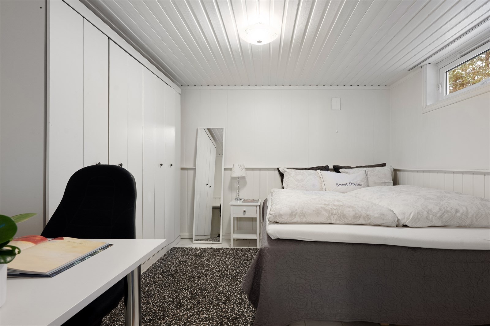 Innredet rom i kjelleren, som i dag benyttes som soverom. Rommet har innebygd garderobeskap. På de opprinnelige byggetegningene er rommet godkjent som et div. rom. Galleribilde