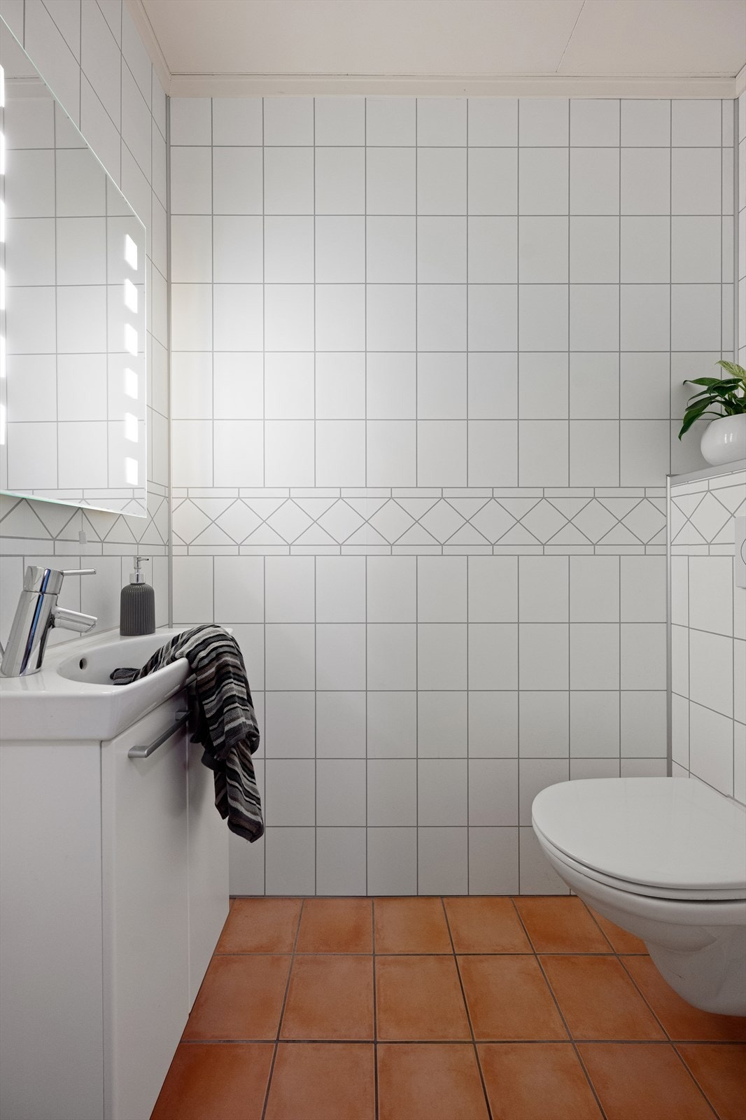 I tillegg finnes et separat toalettrom fra 2009 med vegghengt toalett og servant. Galleribilde