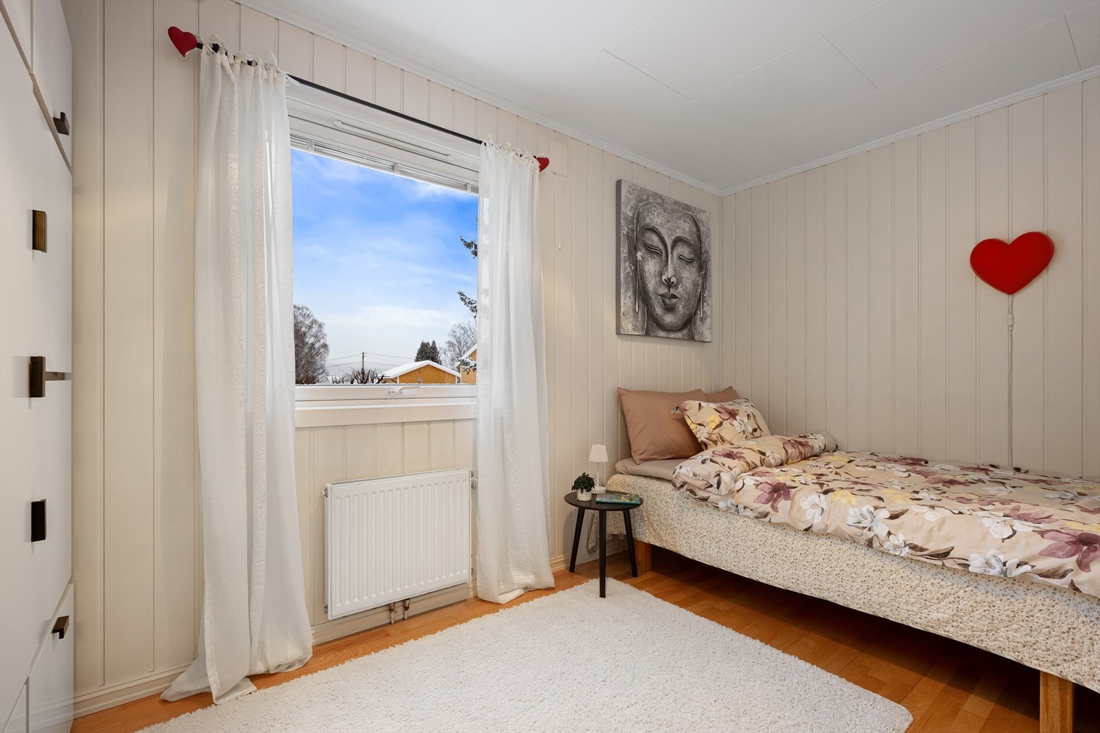 Det andre soverommet i etasjen har også en god størrelse. Alle soverommene har vinduer fra 2015. Galleribilde