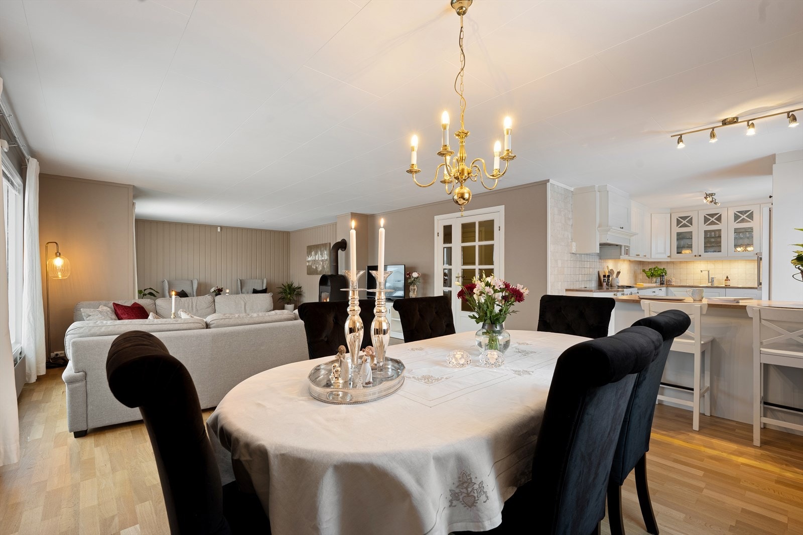 Den åpne løsningen gjør dette til et sosialt samlingspunkt i boligen. Galleribilde