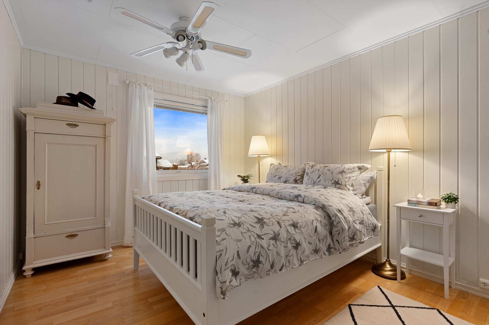 Hovedsoverommet er lyst og romslig, med plass til dobbeltseng og tilhørende møblement. Galleribilde