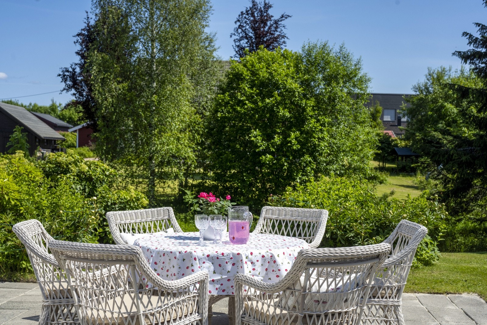 Uteplassen er omkranset av en frodig og velstelt hage. Galleribilde