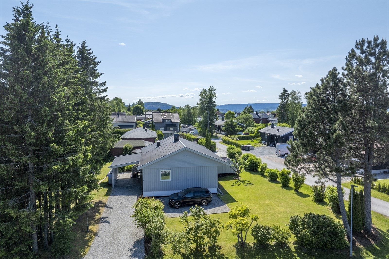 På eiendommen har du både garasje og carport, samt flere biloppstillingsplasser. Galleribilde