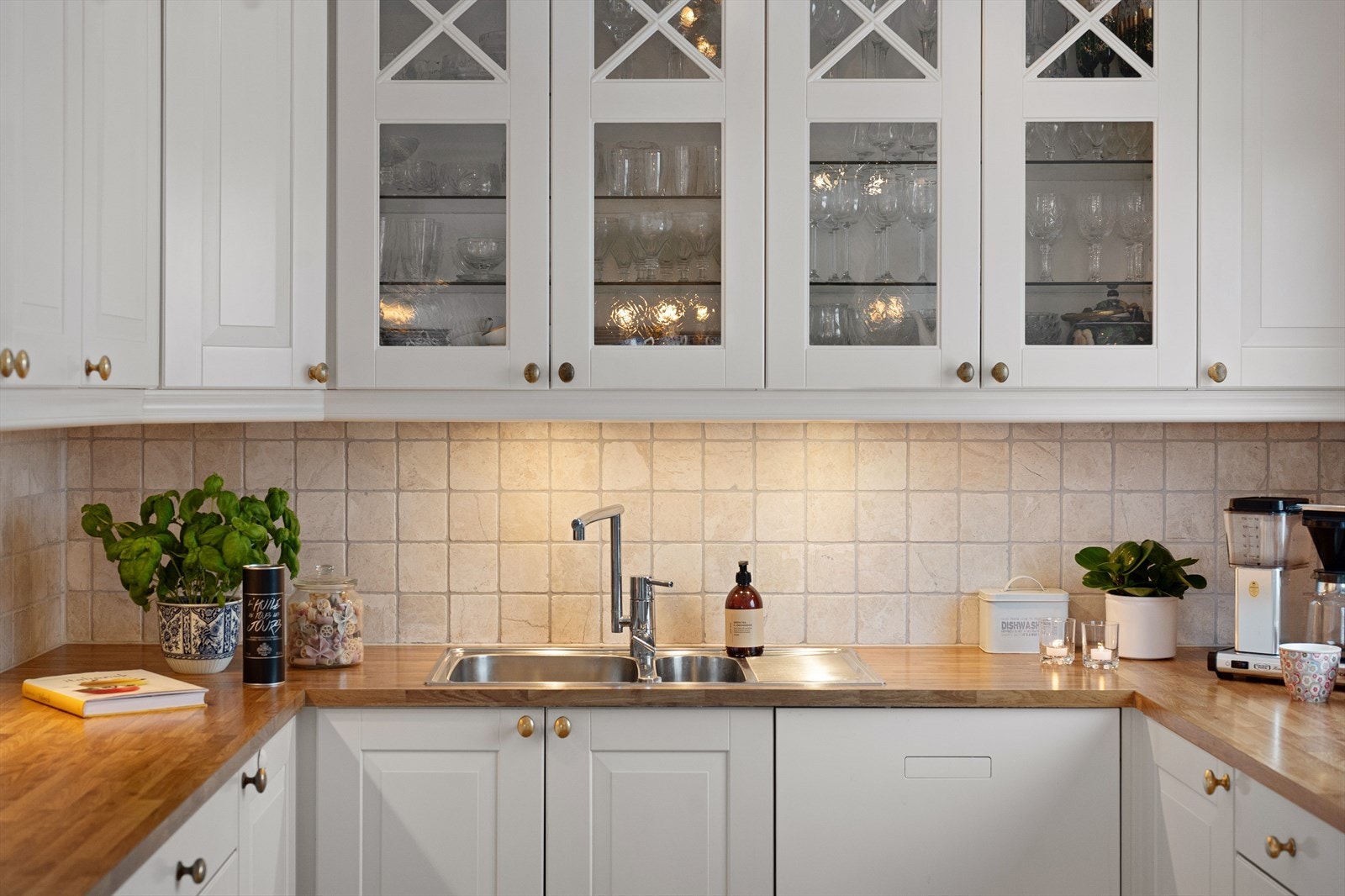 Det er fliser over benken og nedfelt kum i rustfritt stål. Galleribilde