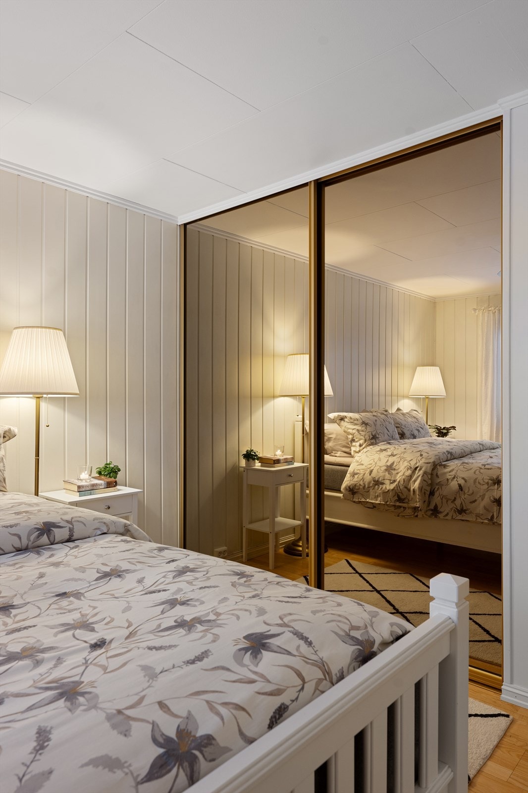 En stor skyvedørsgarderobe med speilfronter gir rikelig med oppbevaringsplass. Galleribilde