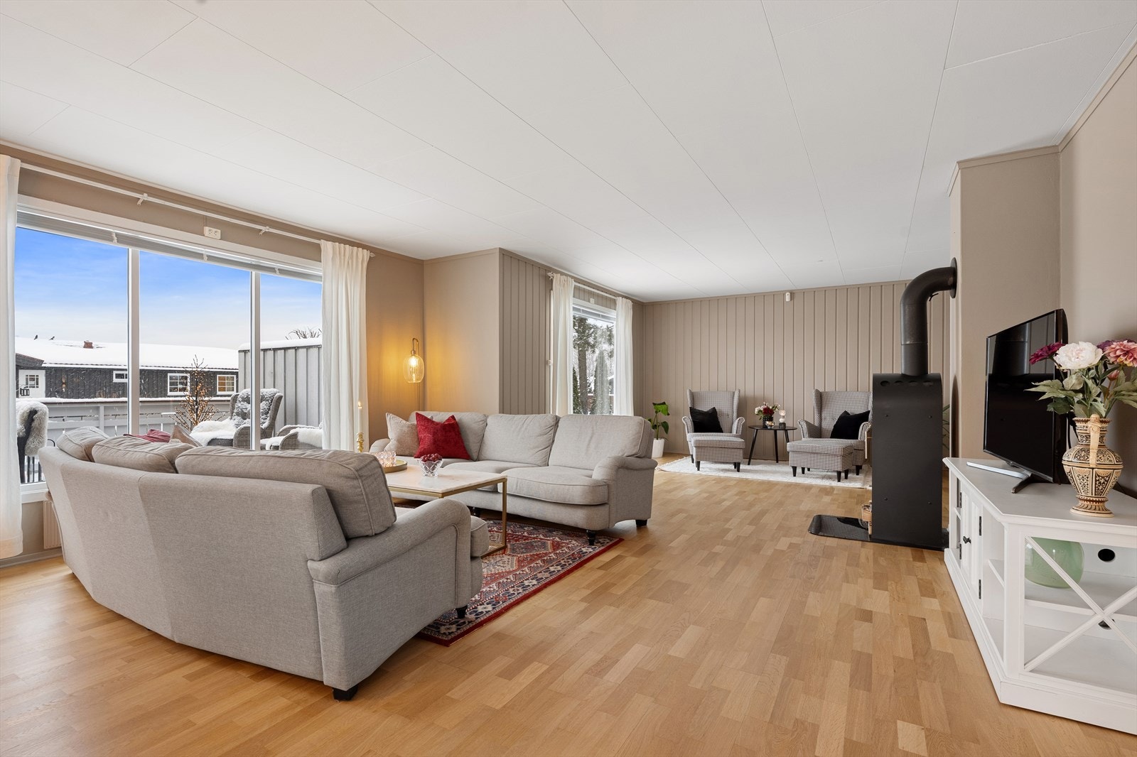 Stuen og kjøkkenet er i en åpen løsning, med nylig slipte parkettgulv som binder sonene sammen. Galleribilde