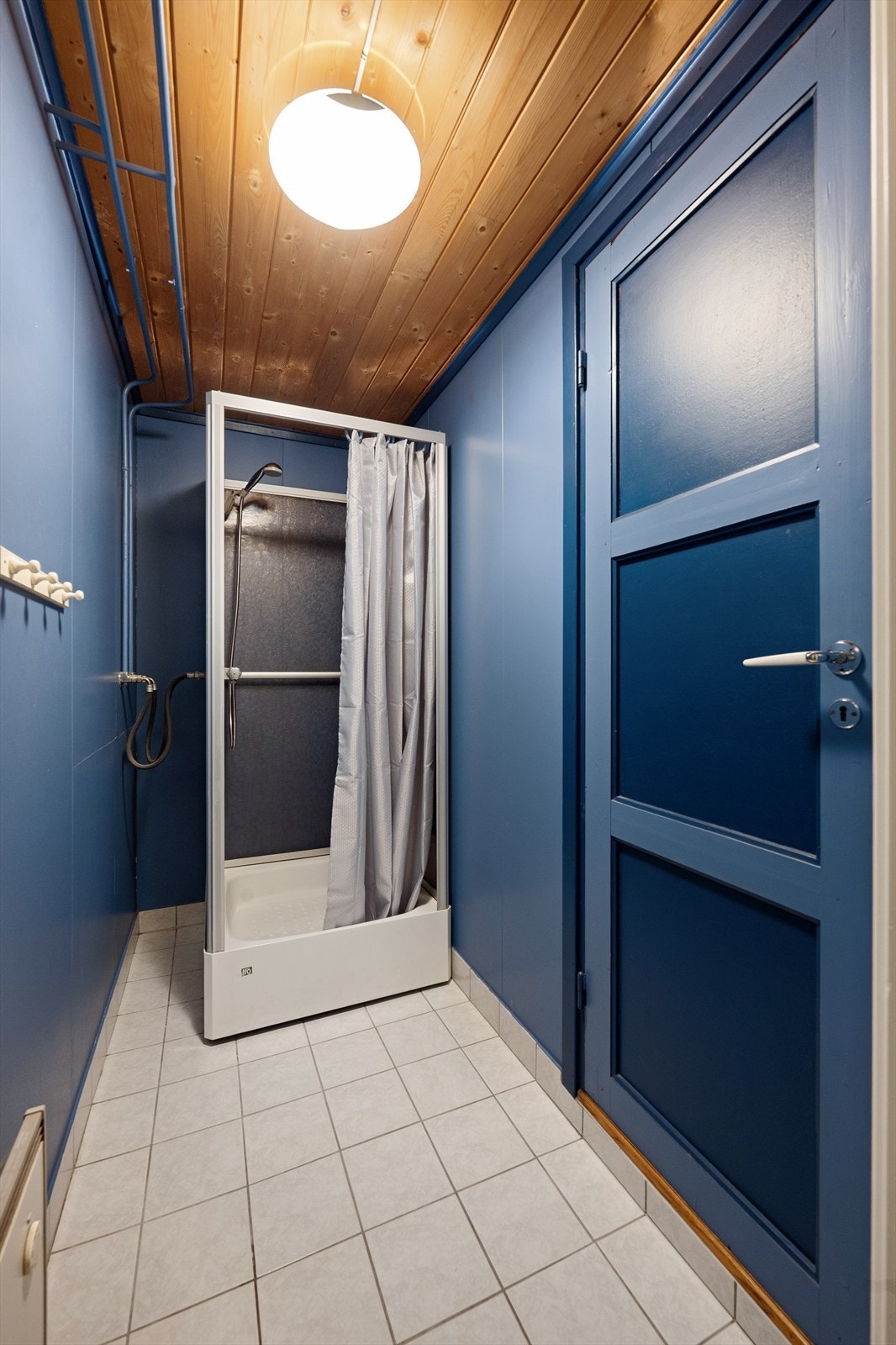 I tillegg er det en bod i kjelleren med dusjkabinett som ble benyttet før badet i kjelleren ble etablert i 2011. Galleribilde