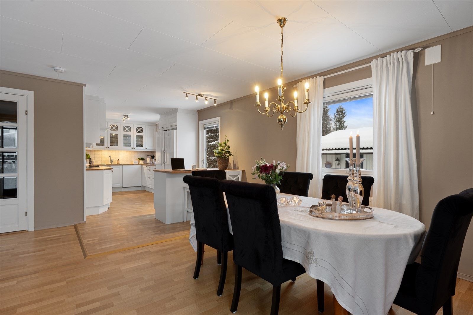 Spisestuen ligger i naturlig forlengelse av kjøkkenet, med plass til store selskaper. Galleribilde