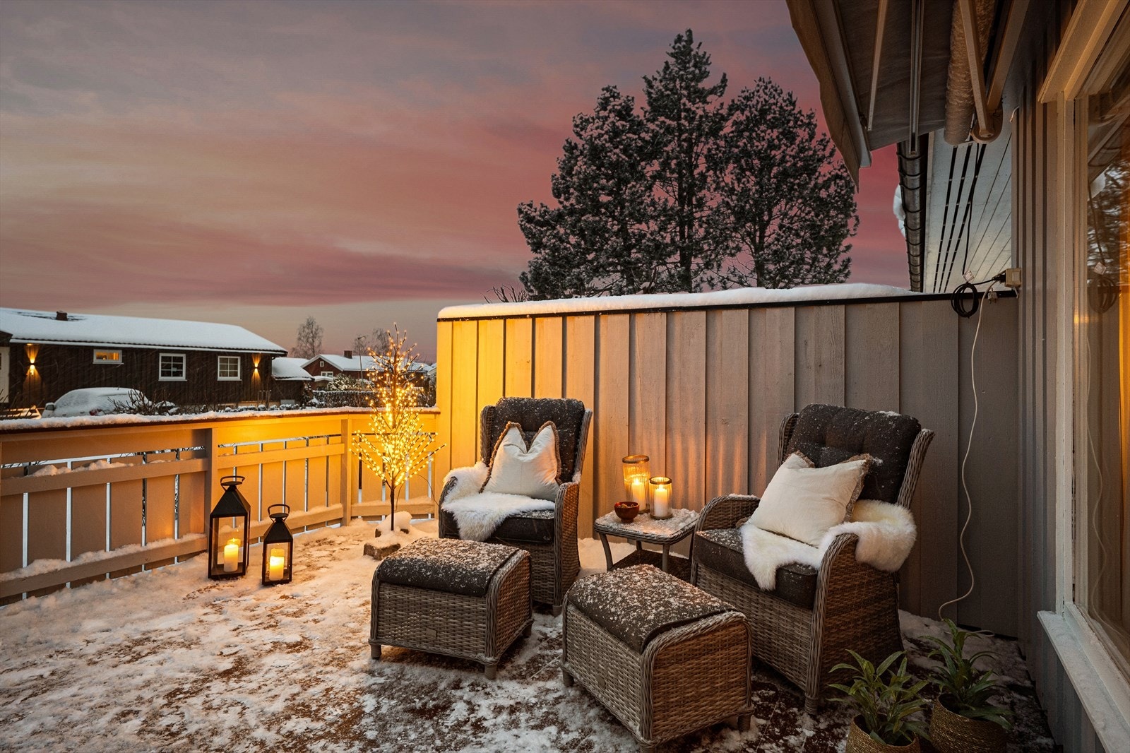 Terrasse med utgang fra stuen. En god levegg på siden skjermer for vind og skaper en lun uteplass. Galleribilde