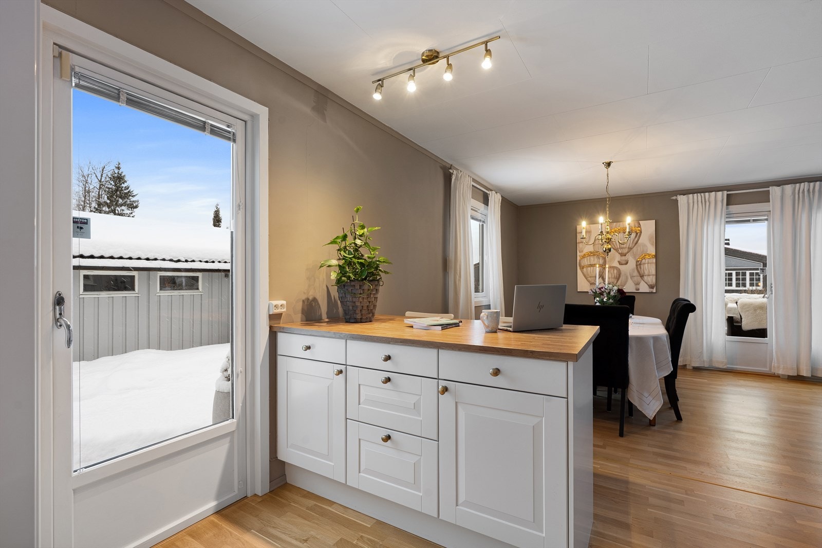 Fra kjøkkenet er det en egen utgang til uteområdet som gjør uteserveringen enkel på sommerstid. Galleribilde