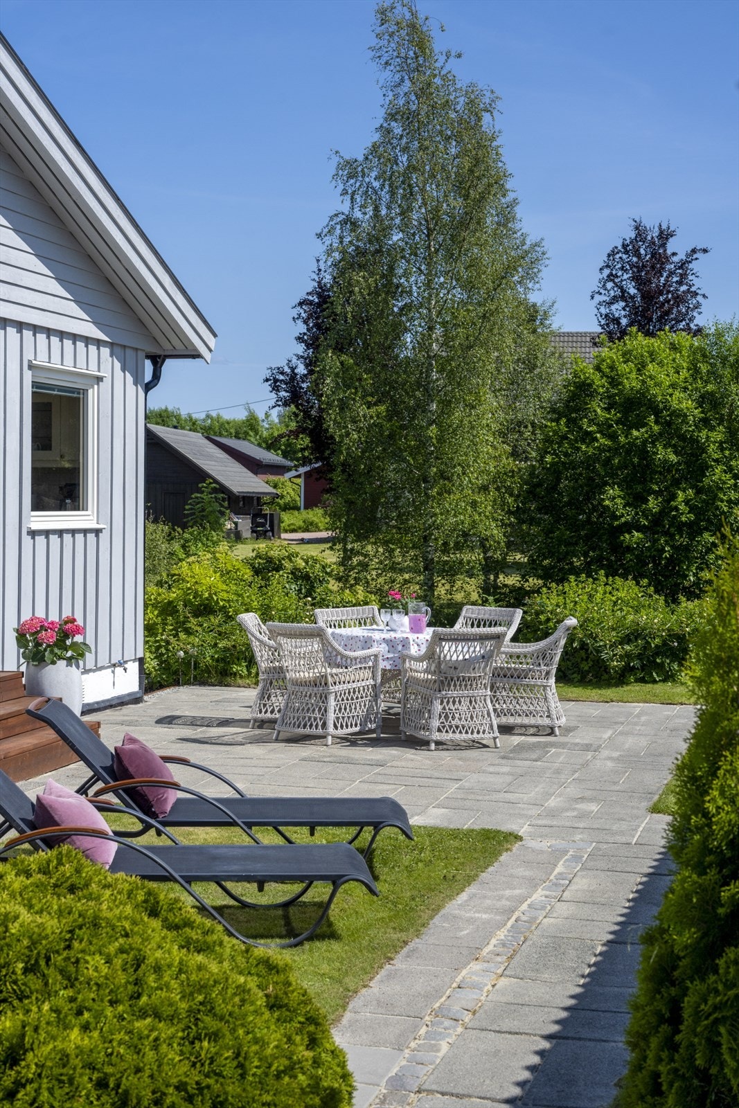 I hagen er det en steinbelagt uteplass med god plass til utemøbler. Galleribilde